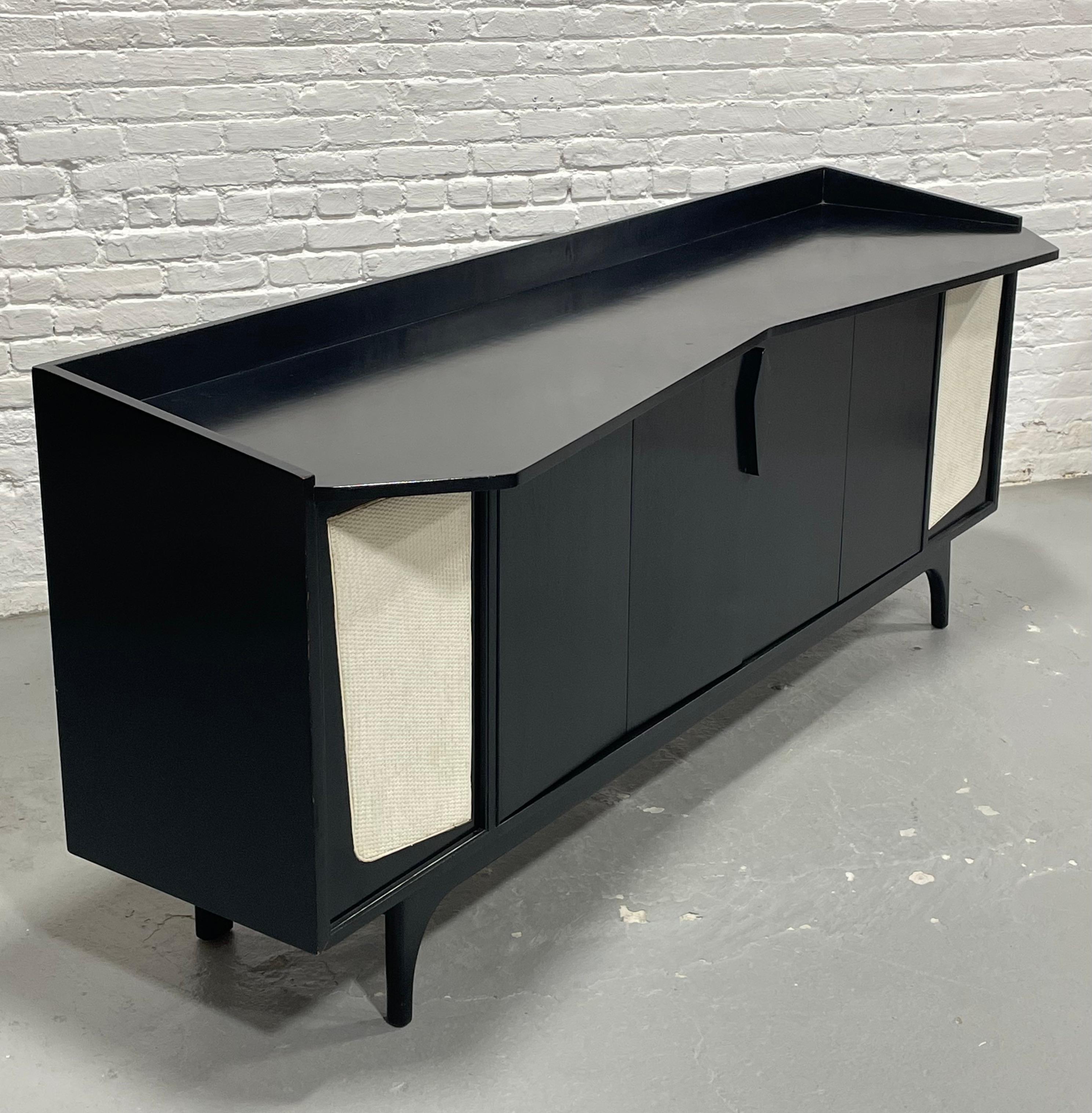 Credenza con mueble estereofónico moderno de mediados de siglo ebonizado largo  Aparador a medida 1950 en venta 8