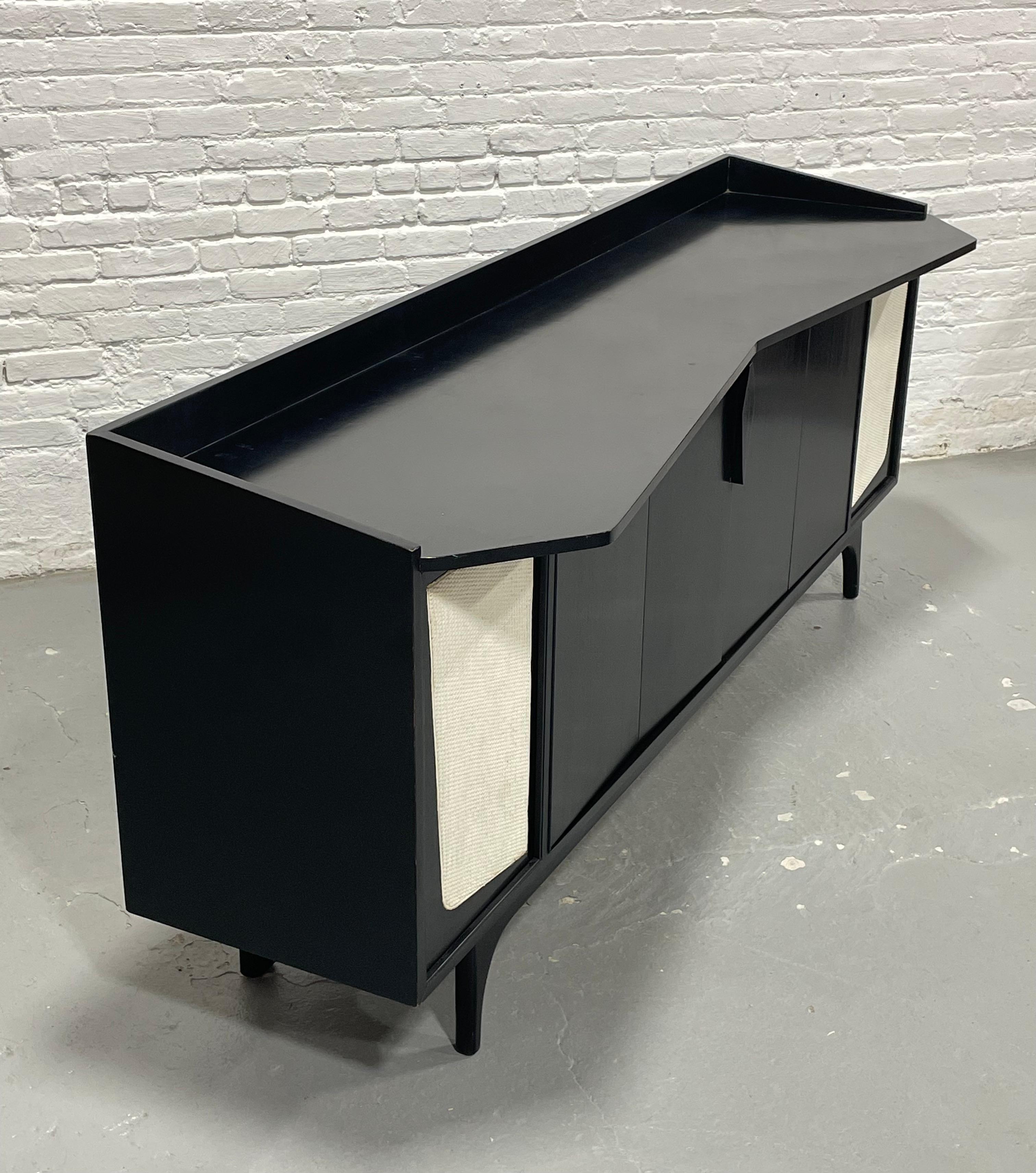 Credenza con mueble estereofónico moderno de mediados de siglo ebonizado largo  Aparador a medida 1950 en venta 9