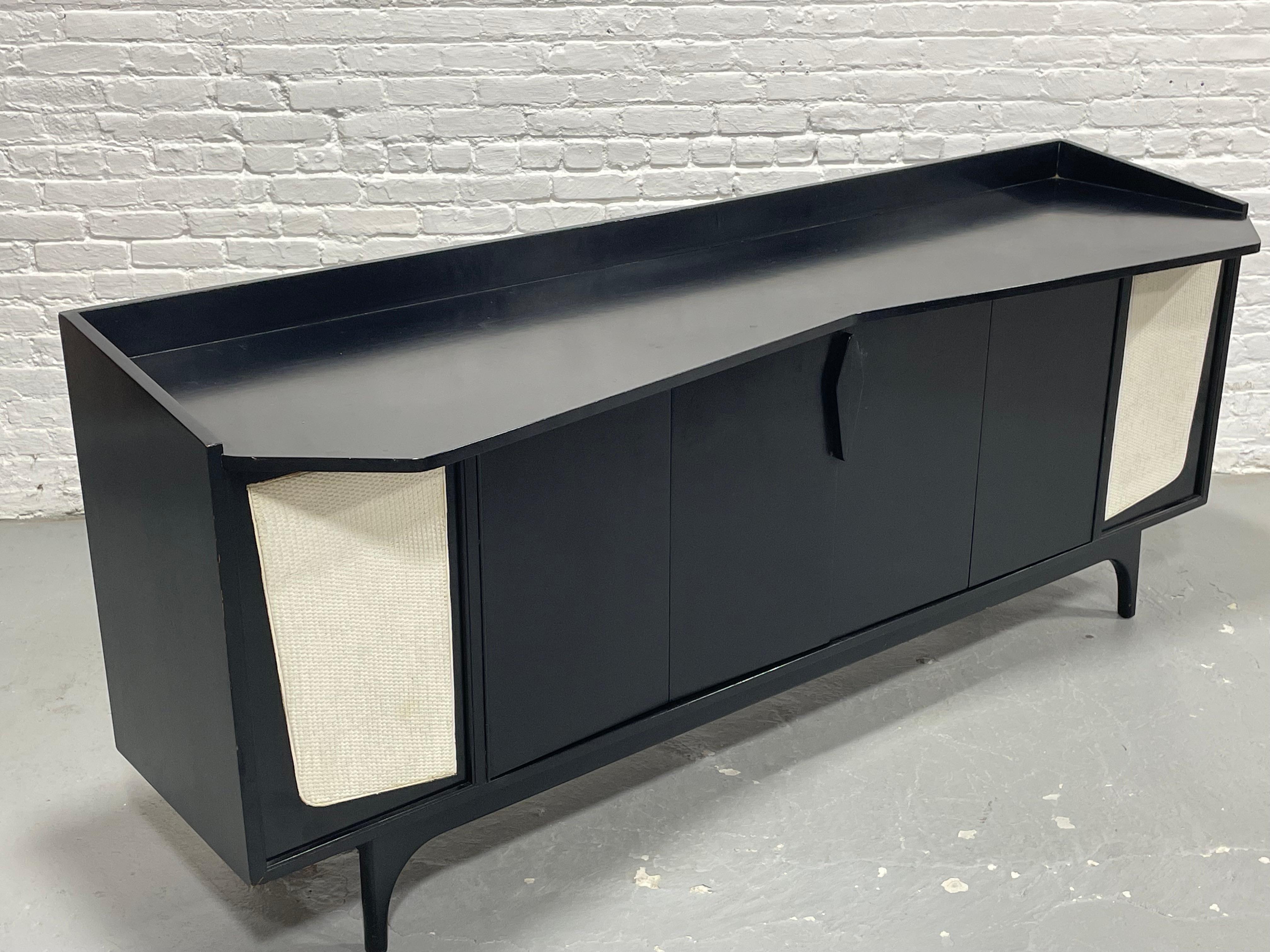 Credenza con mueble estereofónico moderno de mediados de siglo ebonizado largo  Aparador a medida 1950 Moderno de mediados de siglo en venta
