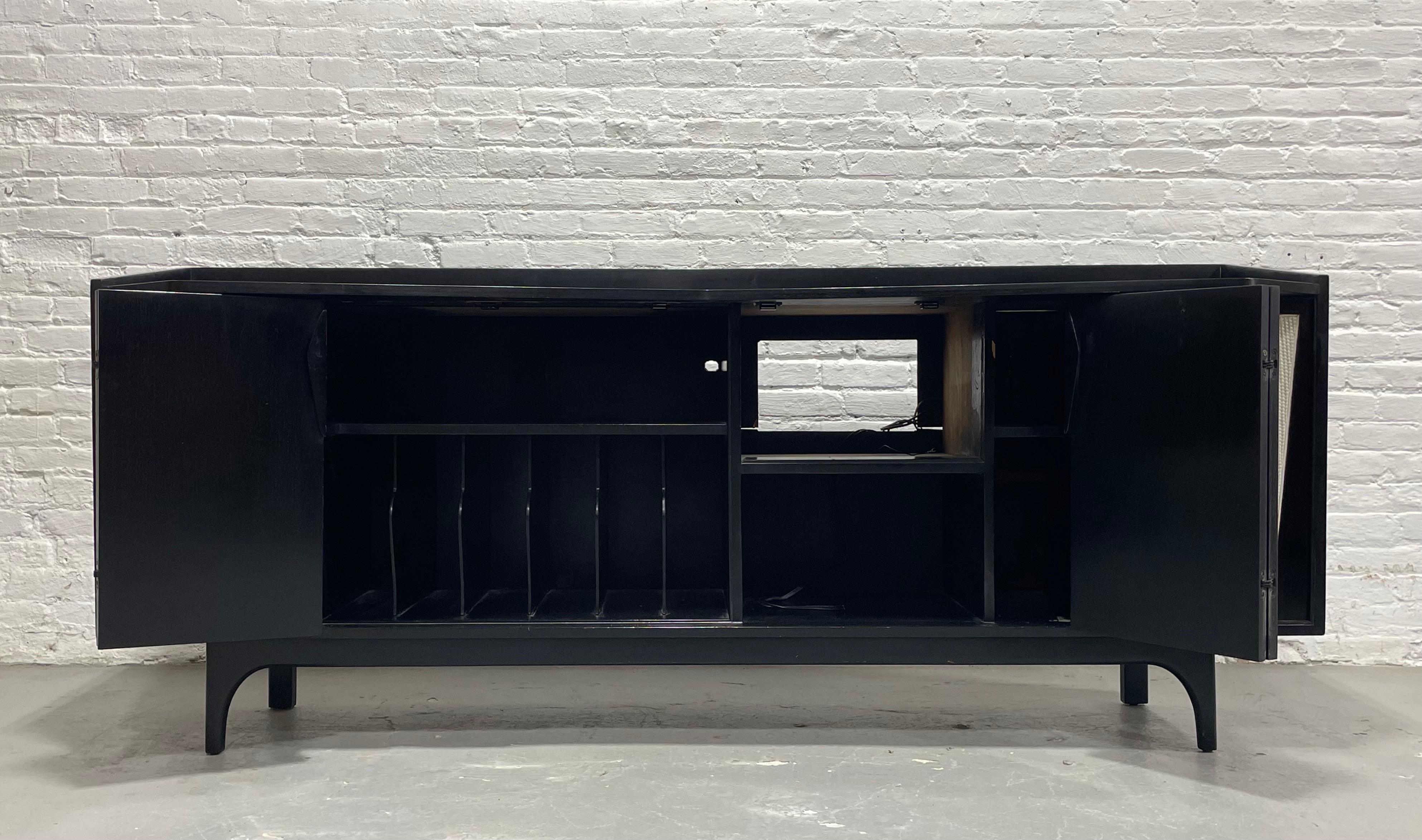 Credenza con mueble estereofónico moderno de mediados de siglo ebonizado largo  Aparador a medida 1950 Ebonizado en venta