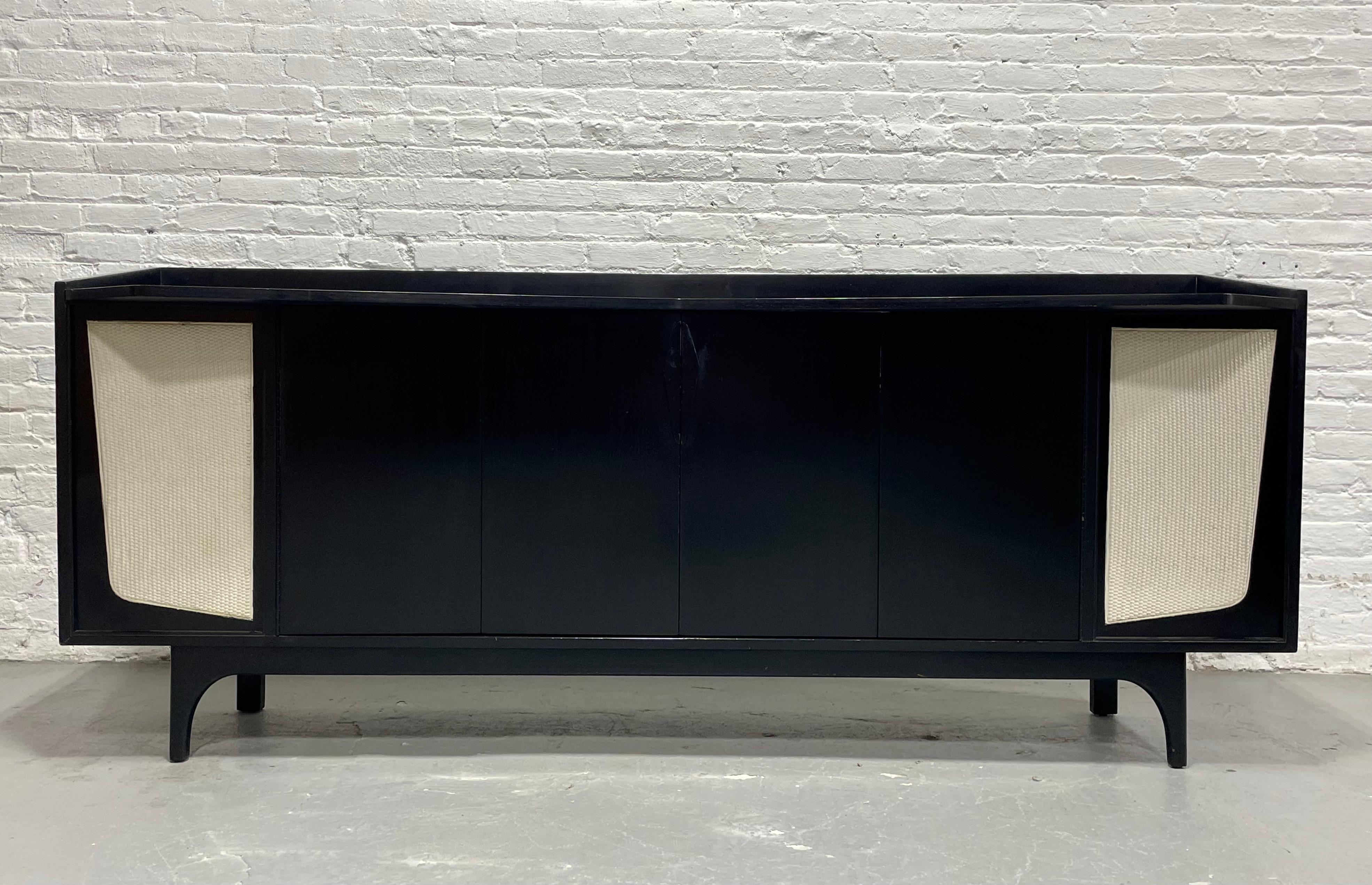 Credenza con mueble estereofónico moderno de mediados de siglo ebonizado largo  Aparador a medida 1950 en Bueno estado para la venta en Weehawken, NJ