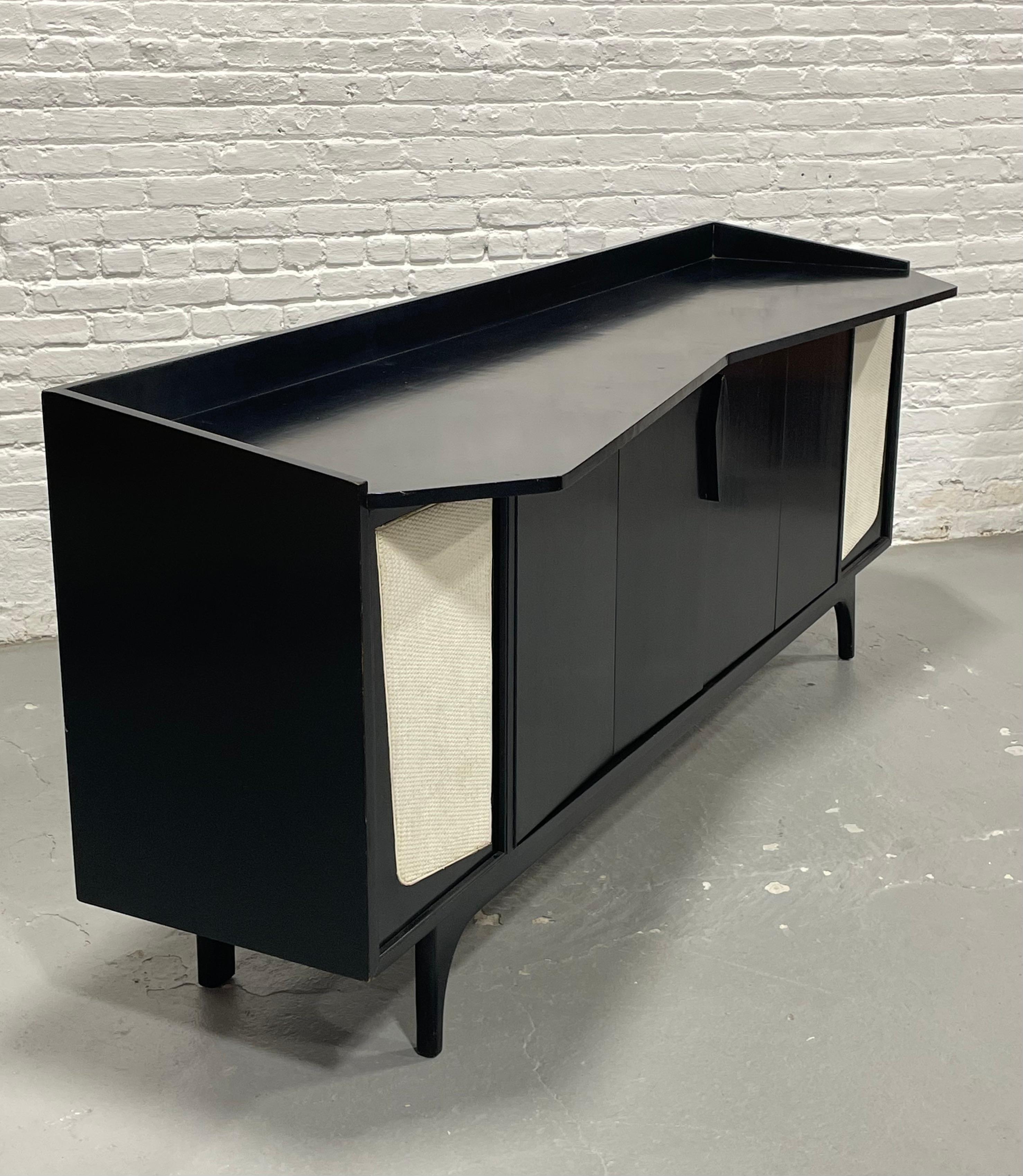 Credenza con mueble estereofónico moderno de mediados de siglo ebonizado largo  Aparador a medida 1950 mediados del siglo XX en venta