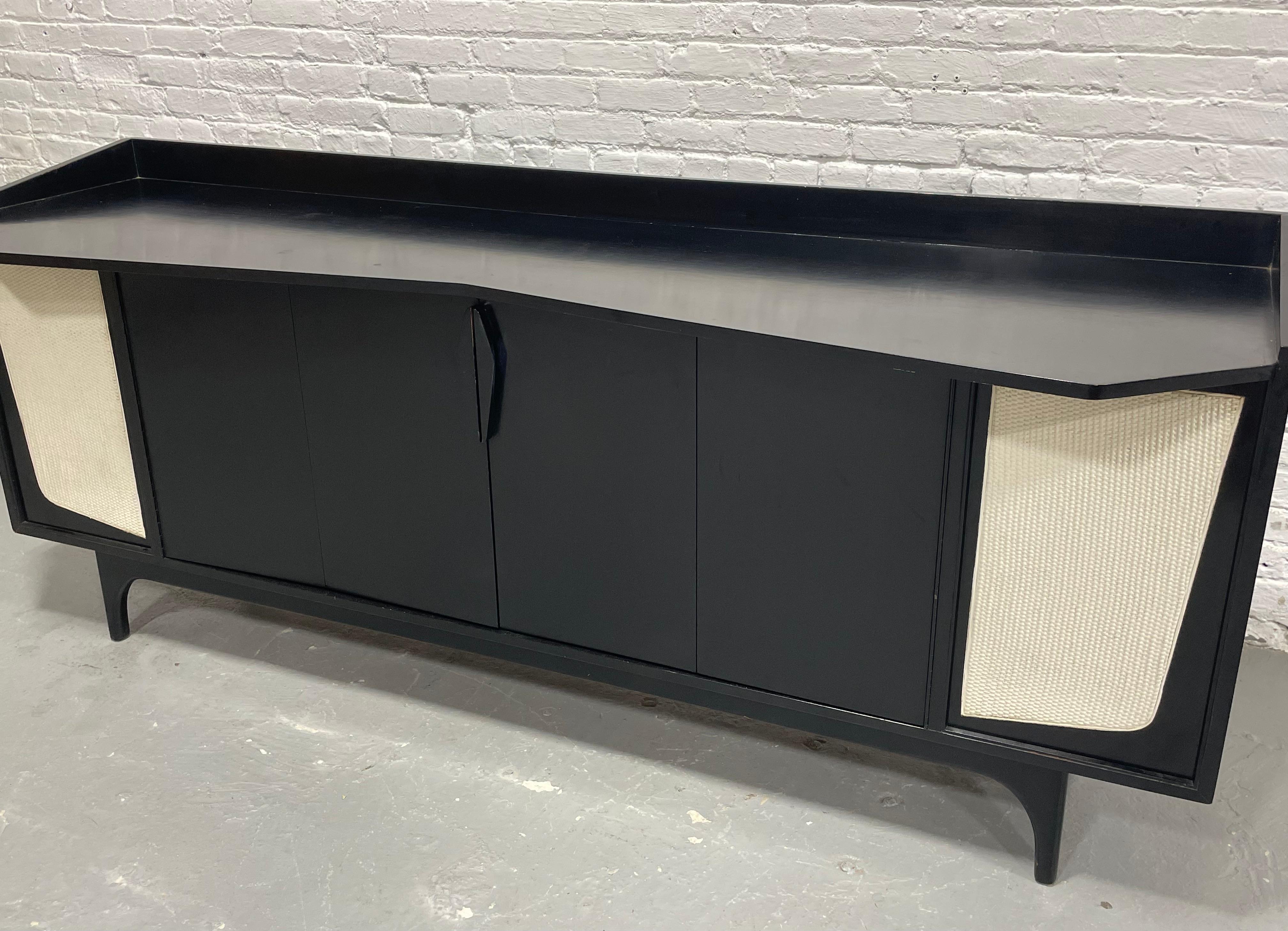 Credenza con mueble estereofónico moderno de mediados de siglo ebonizado largo  Aparador a medida 1950 Madera en venta
