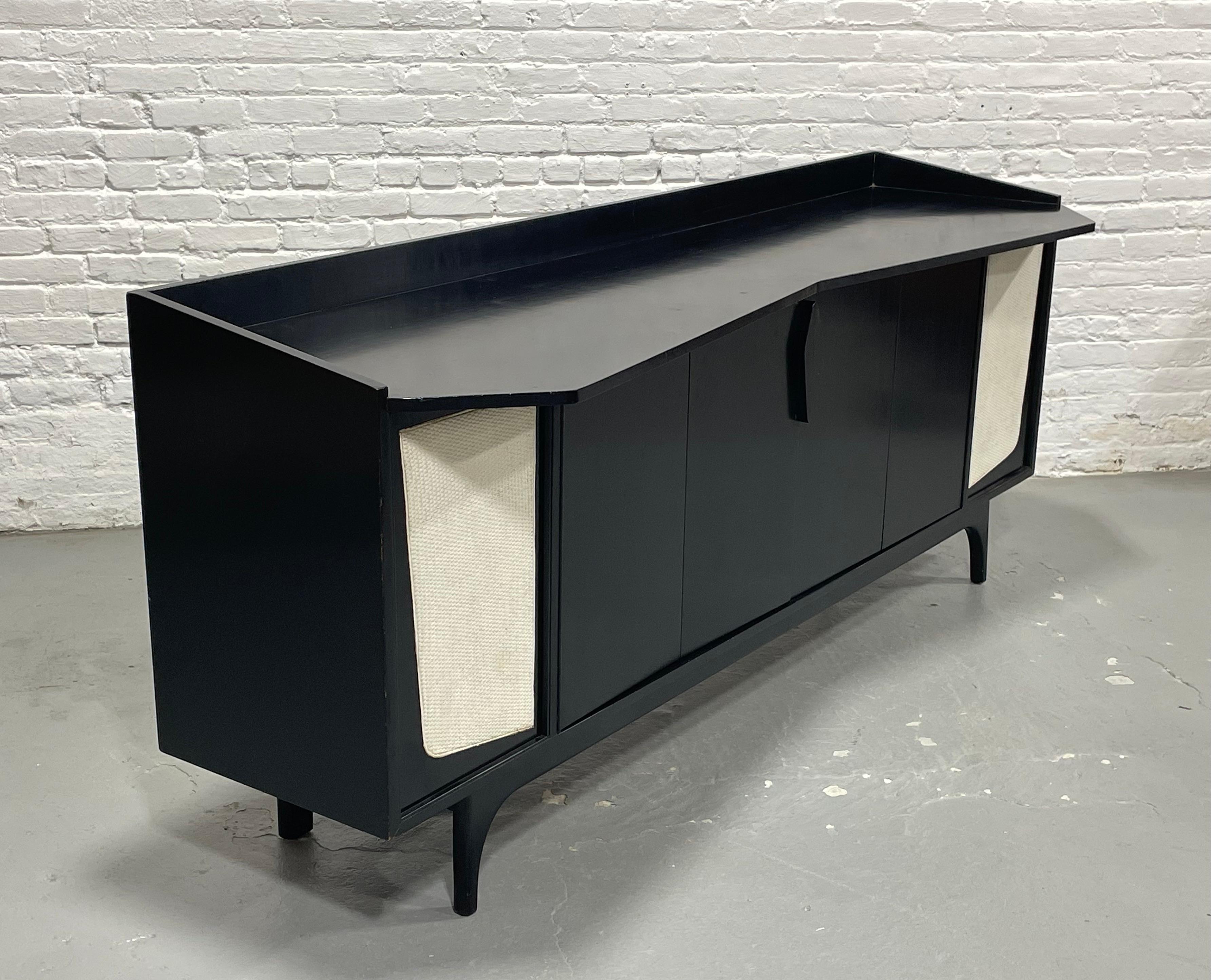 Credenza con mueble estereofónico moderno de mediados de siglo ebonizado largo  Aparador a medida 1950 en venta 1