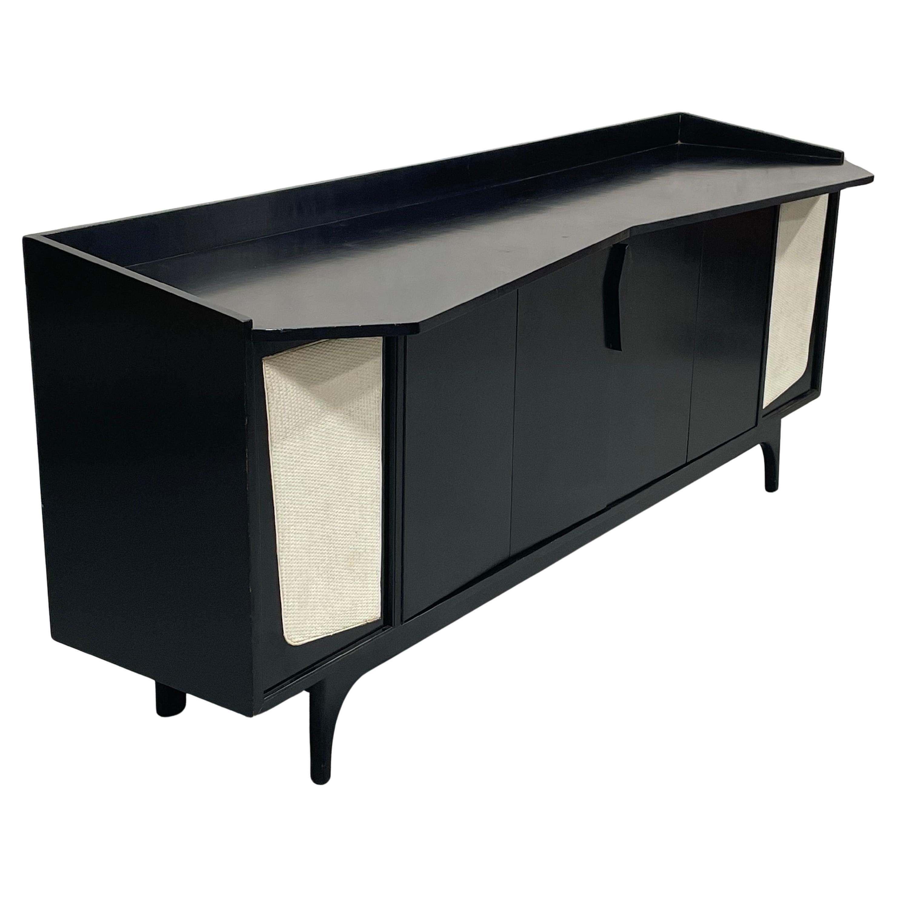 Credenza con mueble estereofónico moderno de mediados de siglo ebonizado largo  Aparador a medida 1950 en venta
