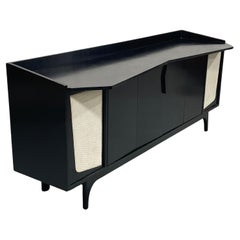 Credenza con mueble estereofónico moderno de mediados de siglo ebonizado largo  Aparador a medida 1950