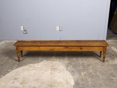 Lange englische Bauernbank aus Kiefer mit gedrechselten Beinen und tiefer Patina, um 1830