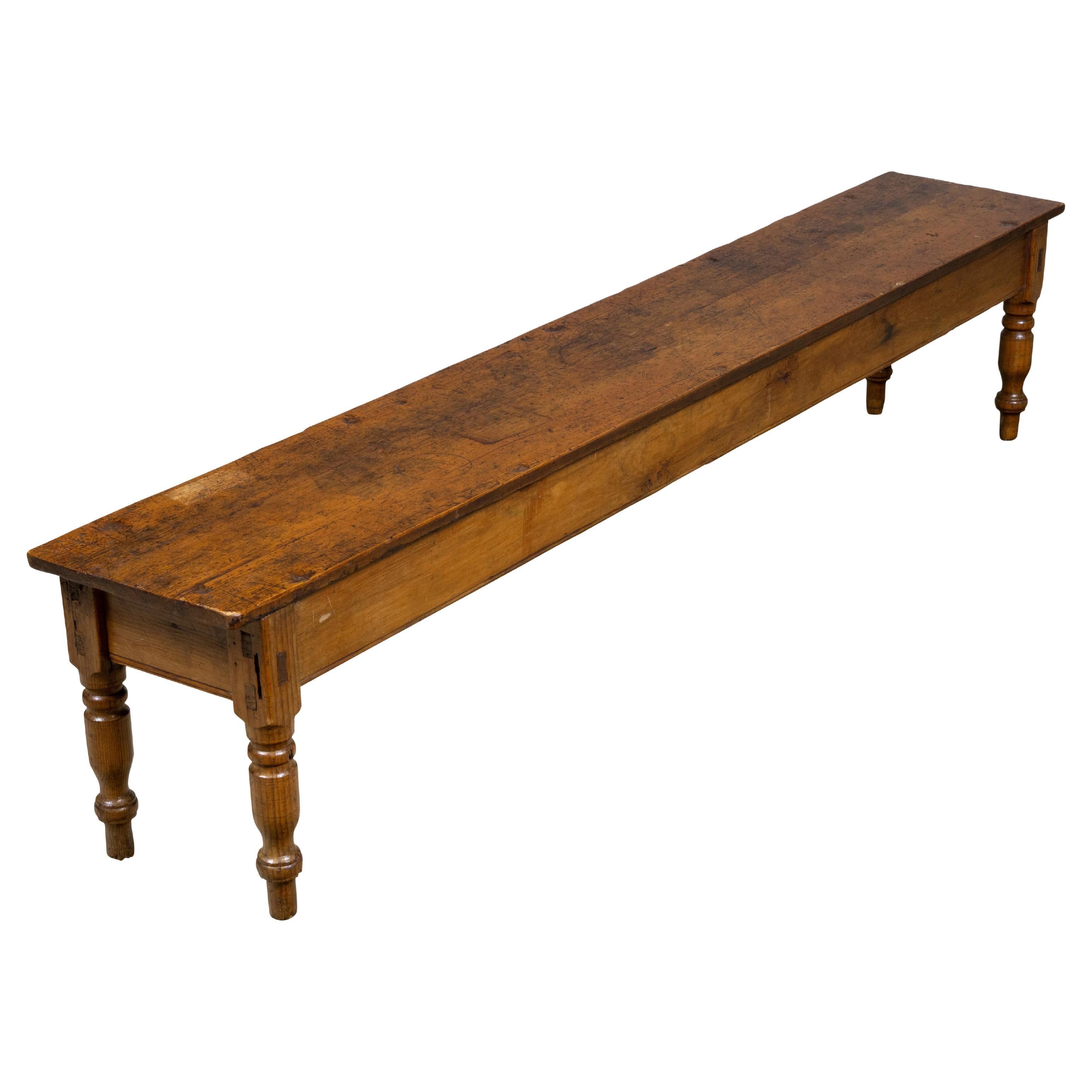 Banco largo de granja inglés de pino con patas torneadas y pátina profunda, hacia 1830