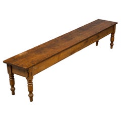 Banco largo de granja inglés de pino con patas torneadas y pátina profunda, hacia 1830