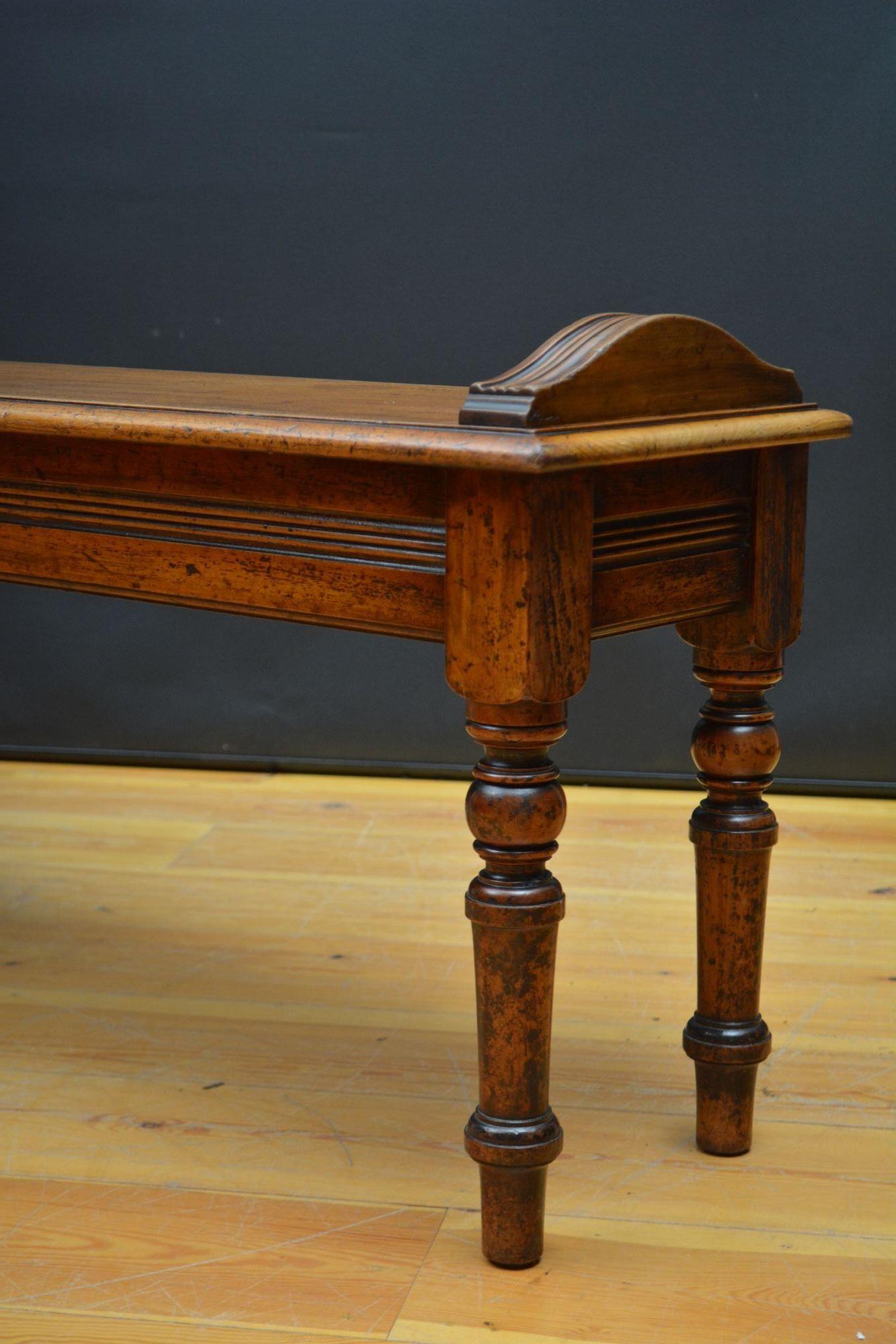 Longue banquette victorienne anglaise en noyer massif en vente 4