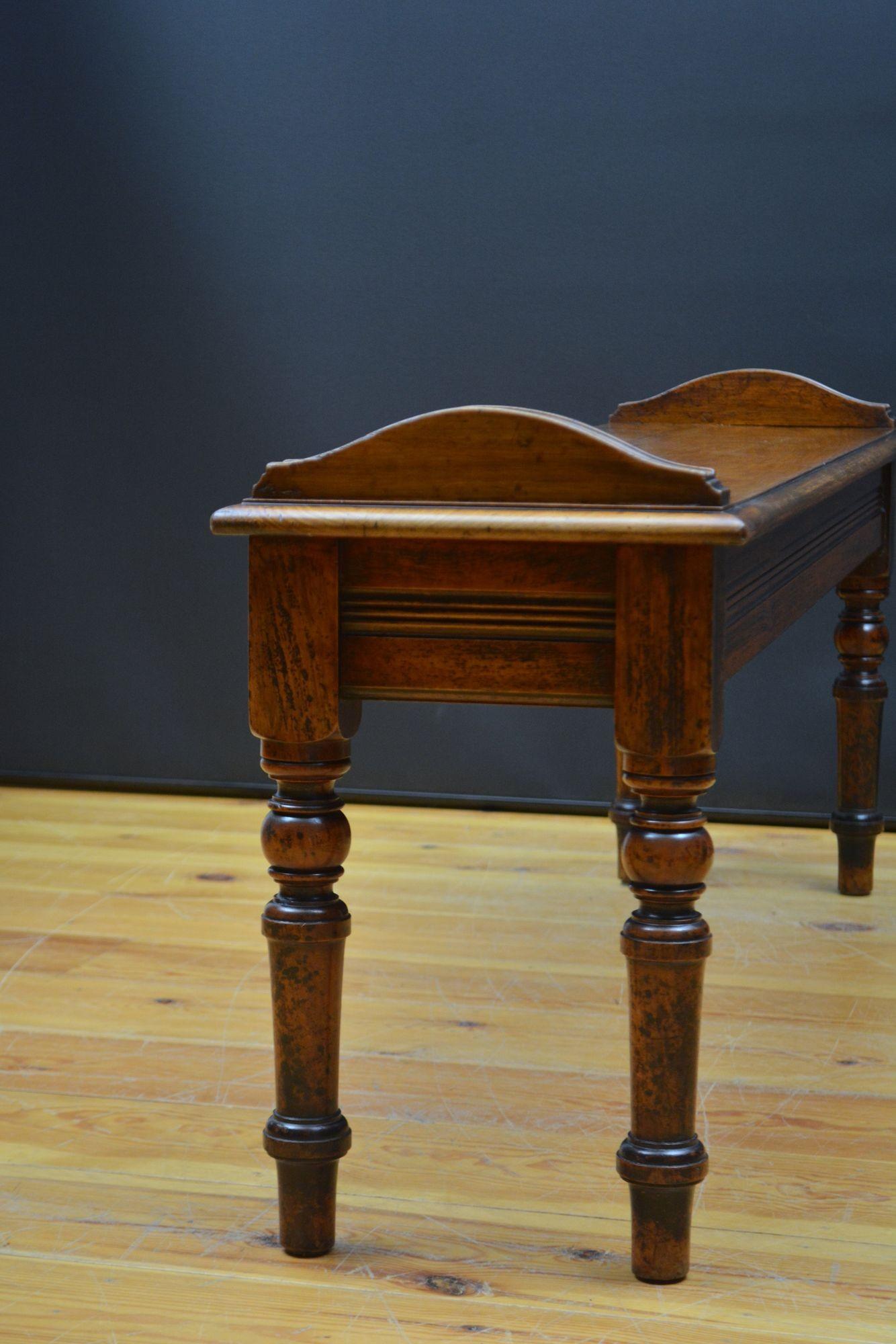 Longue banquette victorienne anglaise en noyer massif en vente 5