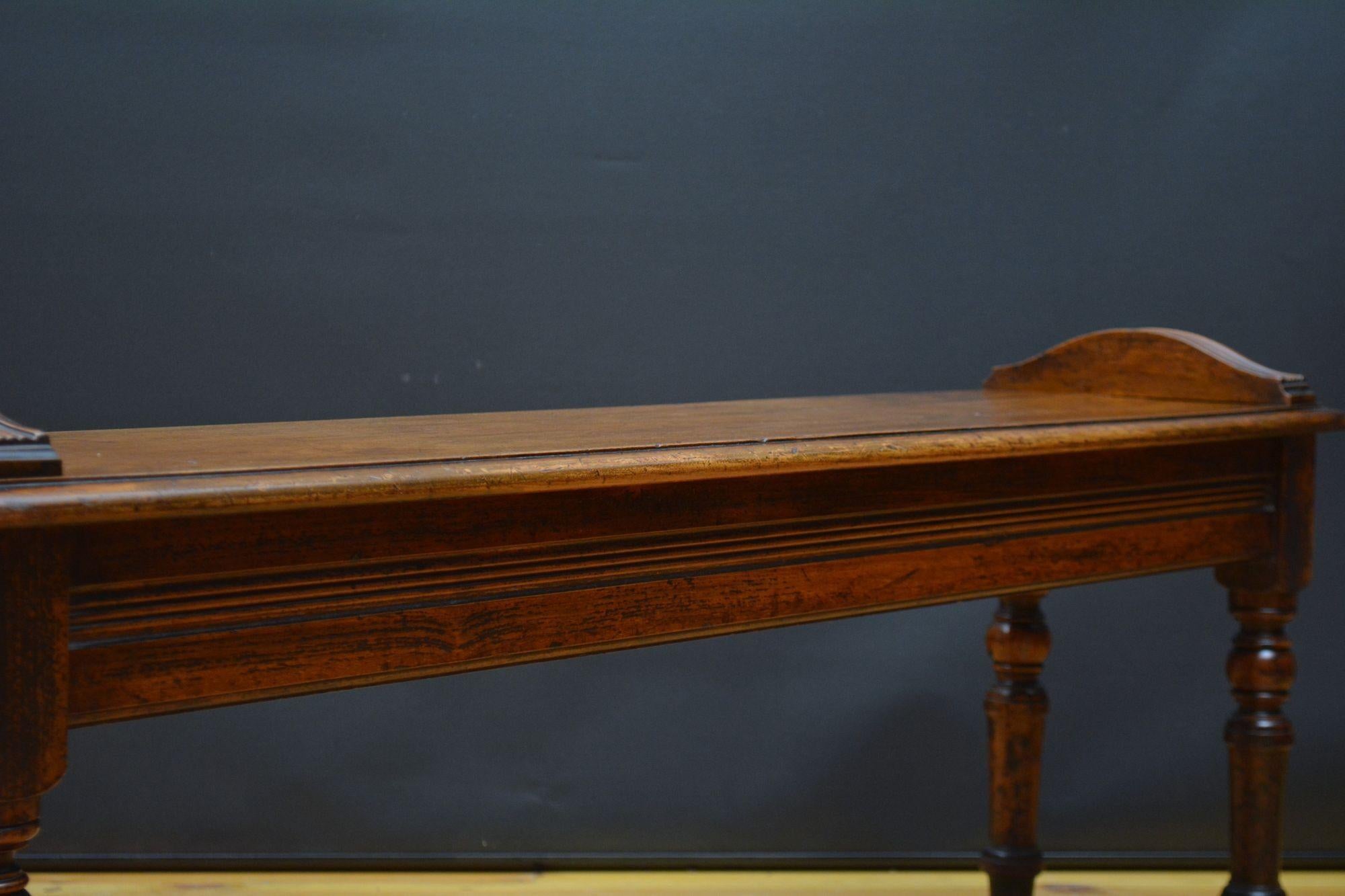 Longue banquette victorienne anglaise en noyer massif en vente 7