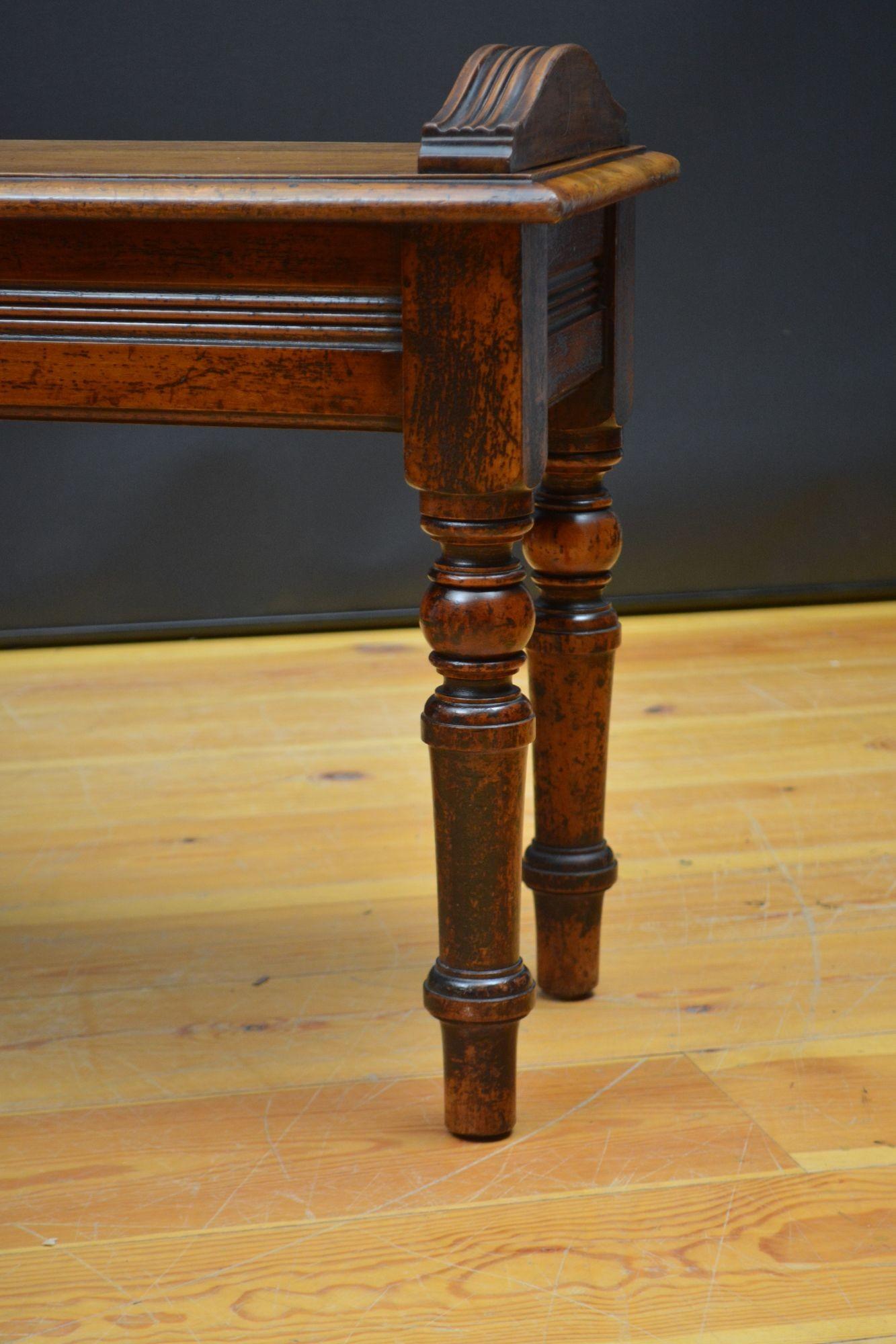 Longue banquette victorienne anglaise en noyer massif en vente 8