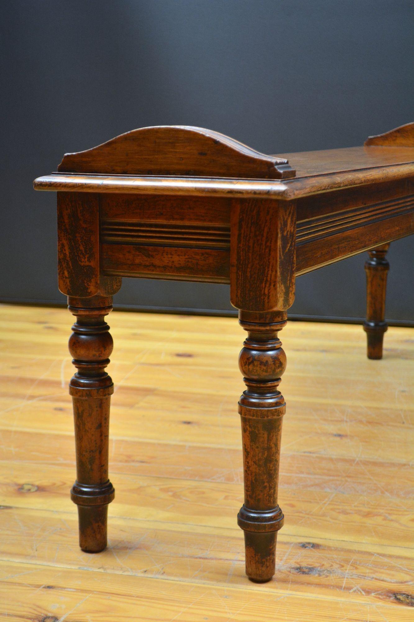 Longue banquette victorienne anglaise en noyer massif en vente 9
