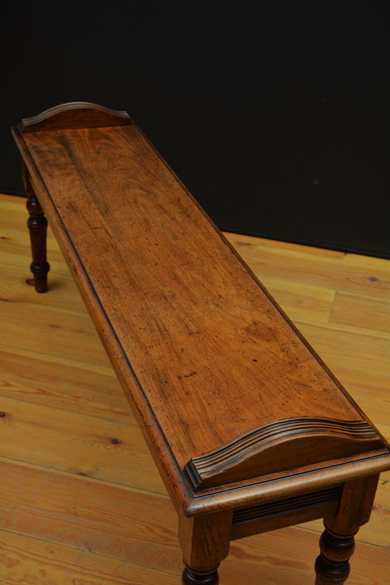 Longue banquette victorienne anglaise en noyer massif Bon état - En vente à Whaley Bridge, GB