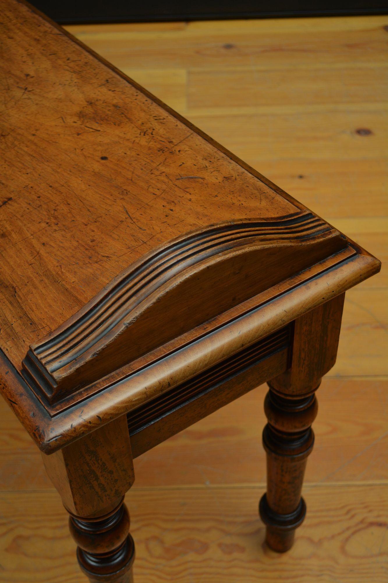 XIXe siècle Longue banquette victorienne anglaise en noyer massif en vente