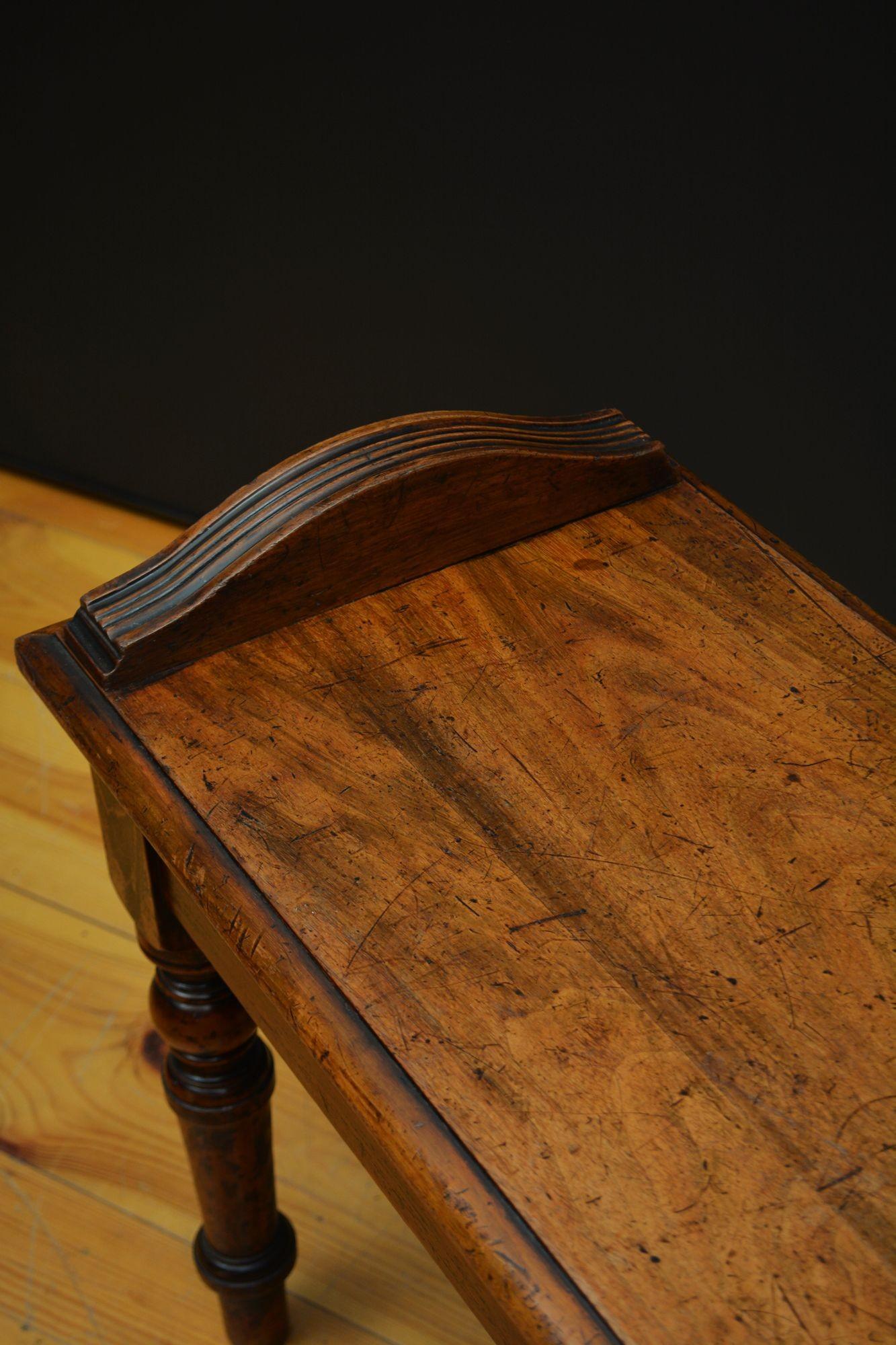Noyer Longue banquette victorienne anglaise en noyer massif en vente