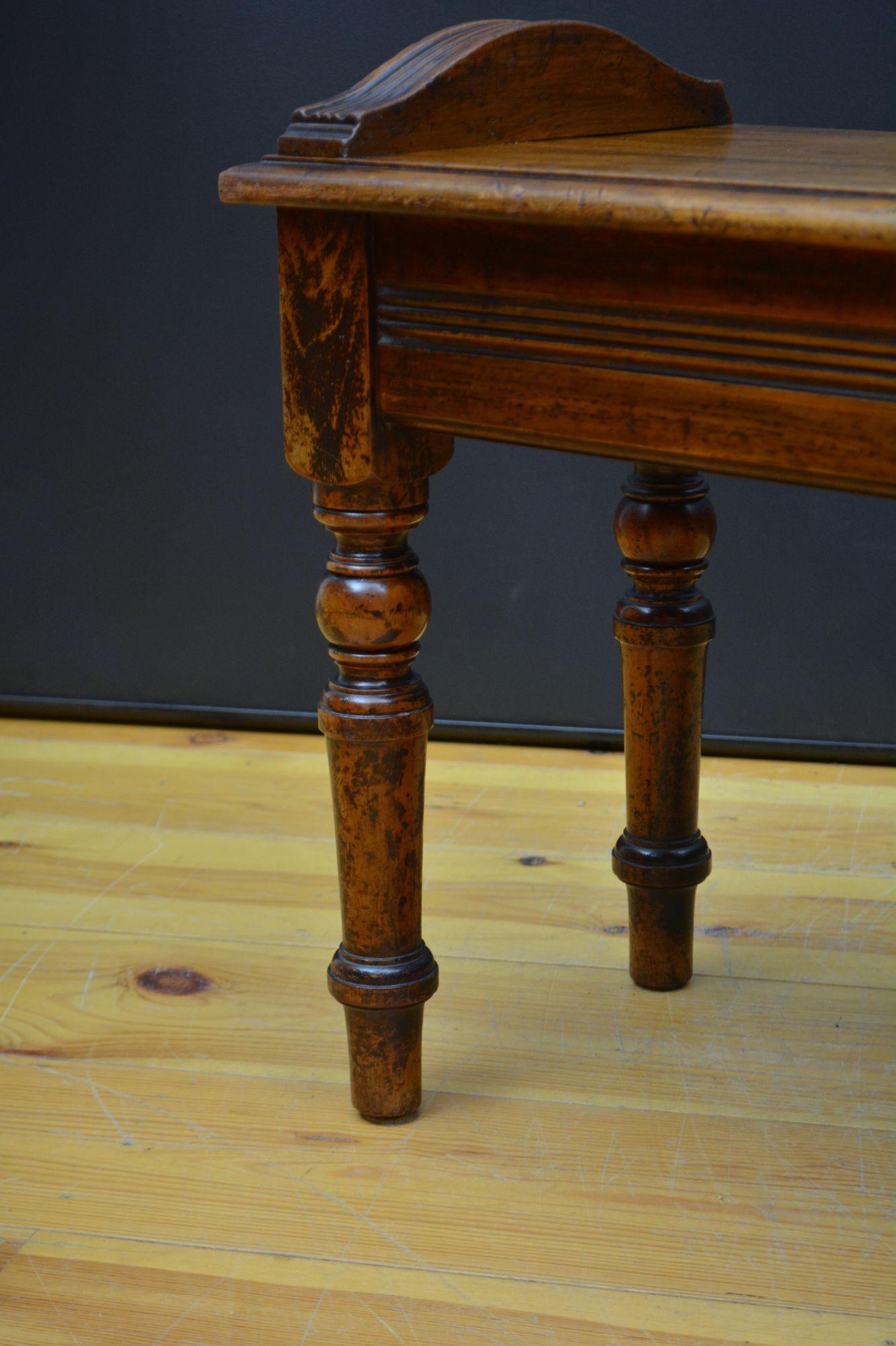 Longue banquette victorienne anglaise en noyer massif en vente 1