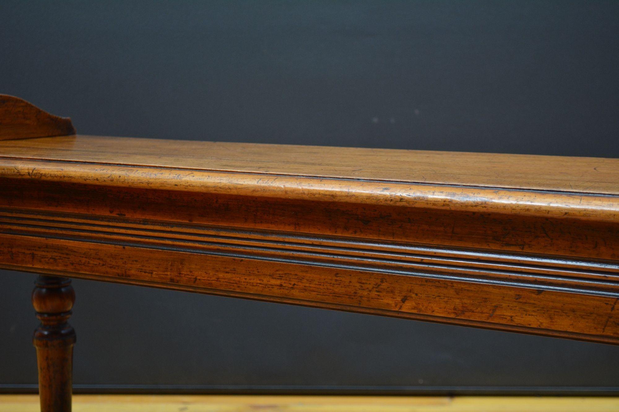 Longue banquette victorienne anglaise en noyer massif en vente 2