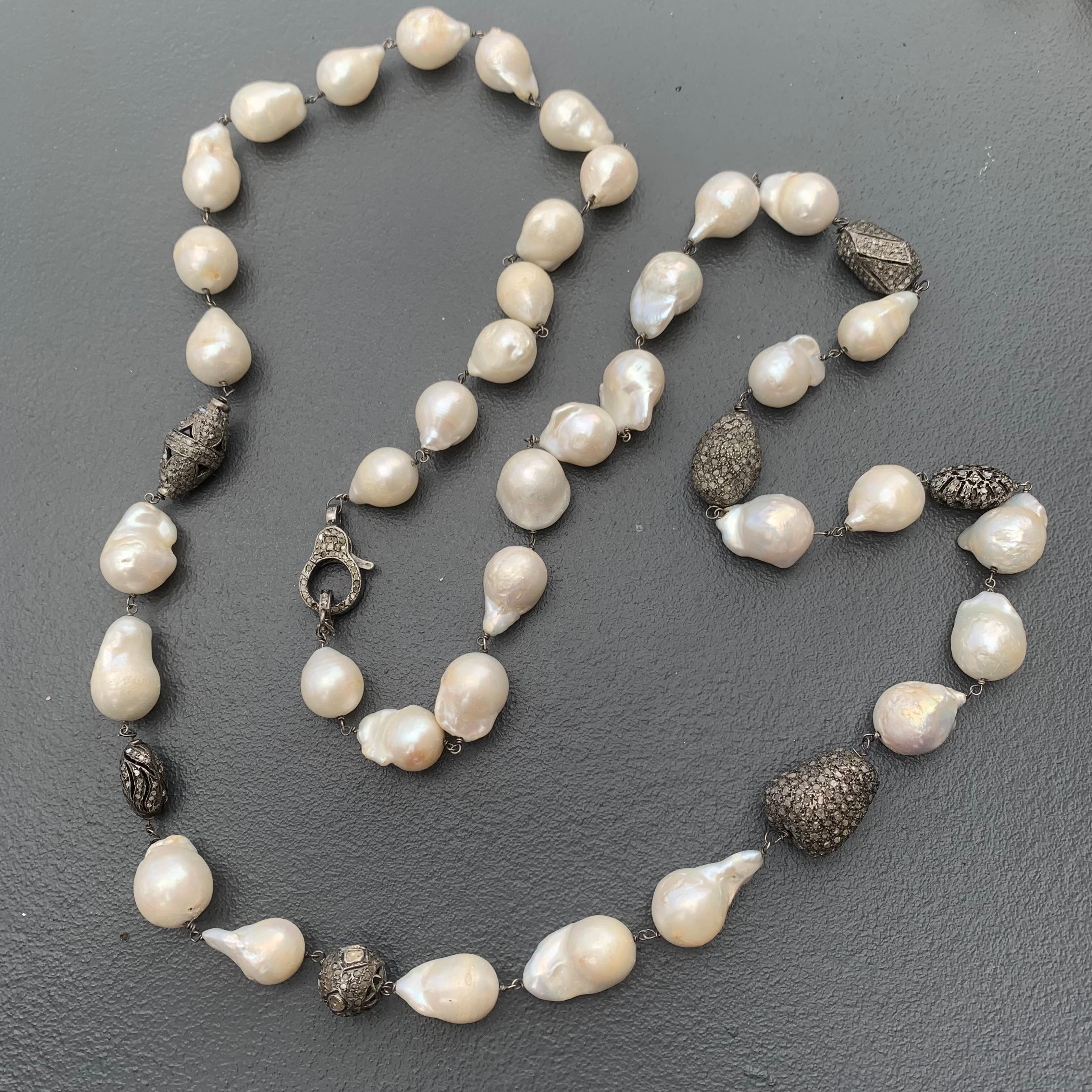 Lange Barocke Perlen-Silber-Pavé-Diamant-Perlen-Verschluss-Halskette  (Zeitgenössisch) im Angebot