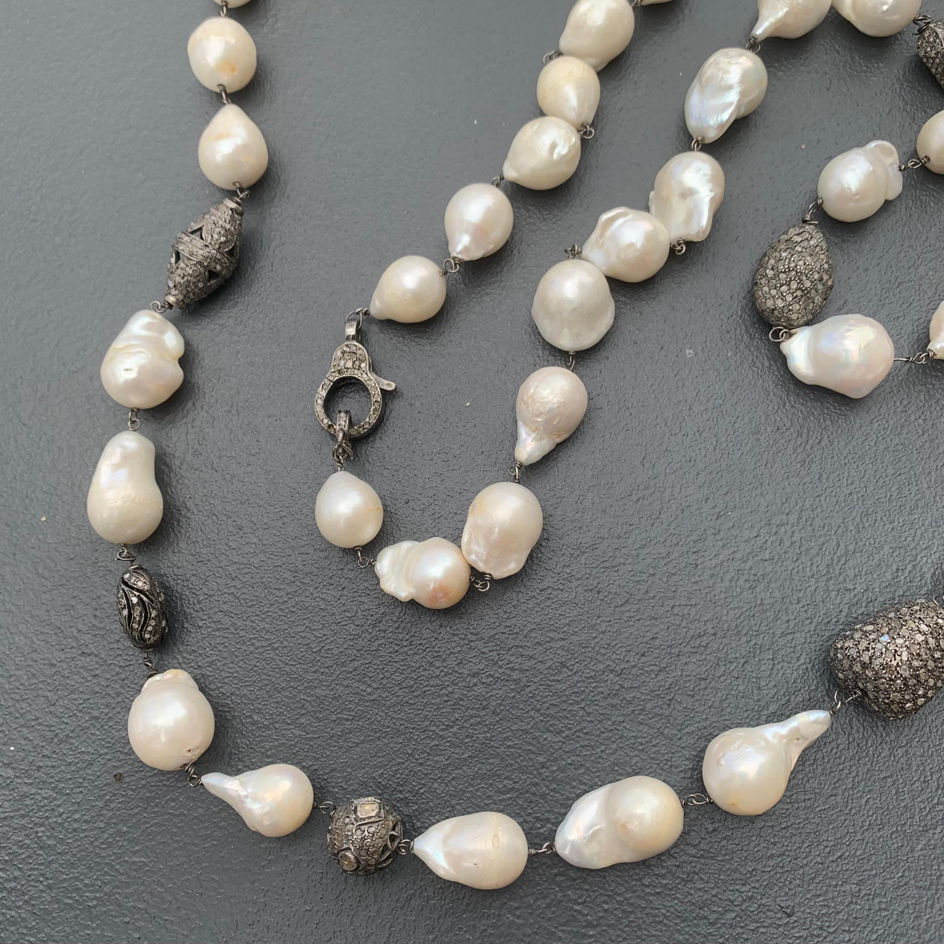 Lange Barocke Perlen-Silber-Pavé-Diamant-Perlen-Verschluss-Halskette  (Gemischter Schliff) im Angebot