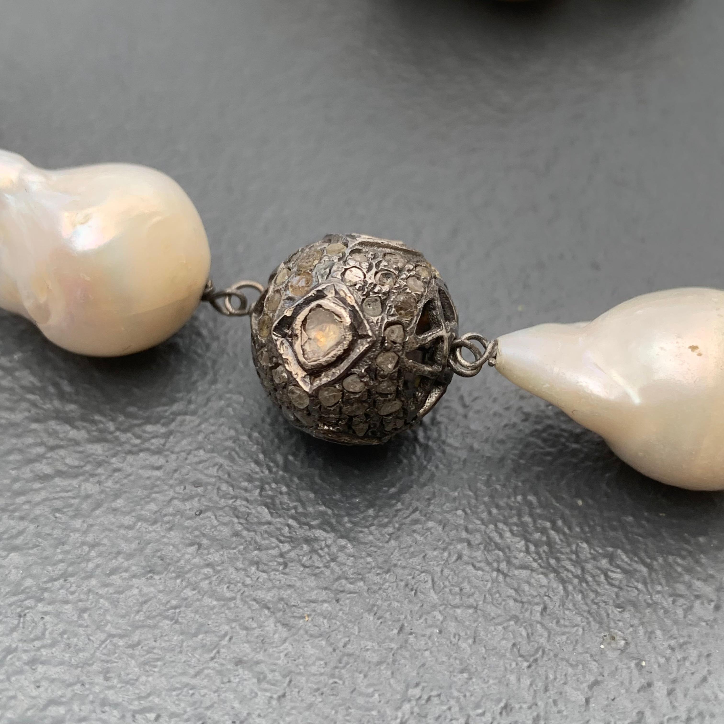 Lange Barocke Perlen-Silber-Pavé-Diamant-Perlen-Verschluss-Halskette  im Zustand „Gut“ im Angebot in Plainsboro, NJ