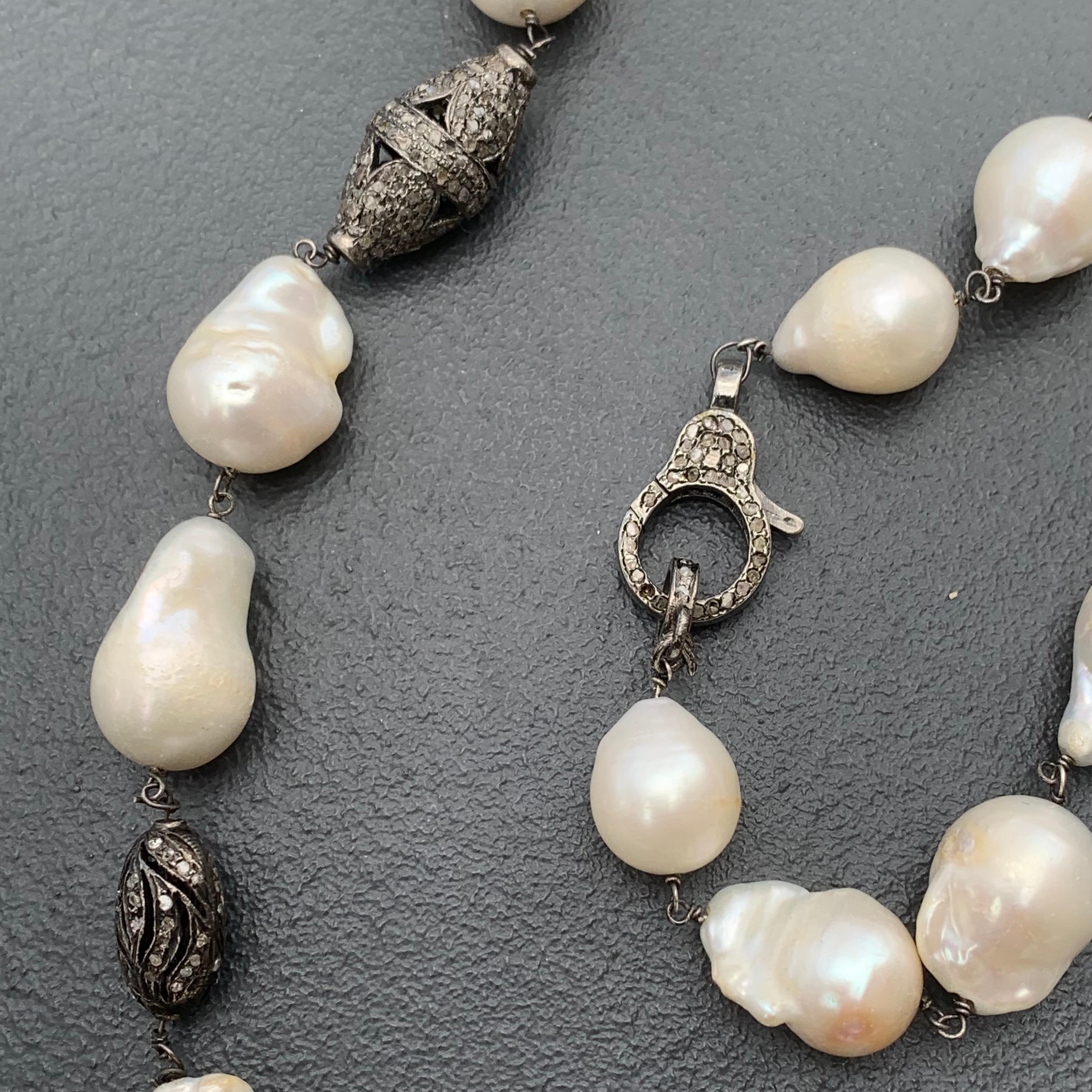 Lange Barocke Perlen-Silber-Pavé-Diamant-Perlen-Verschluss-Halskette  im Angebot 2