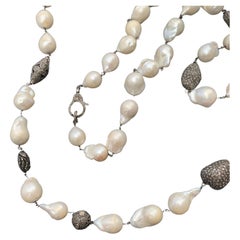 Long collier de perles baroques en argent, perles pavées et diamants, avec fermoir. 