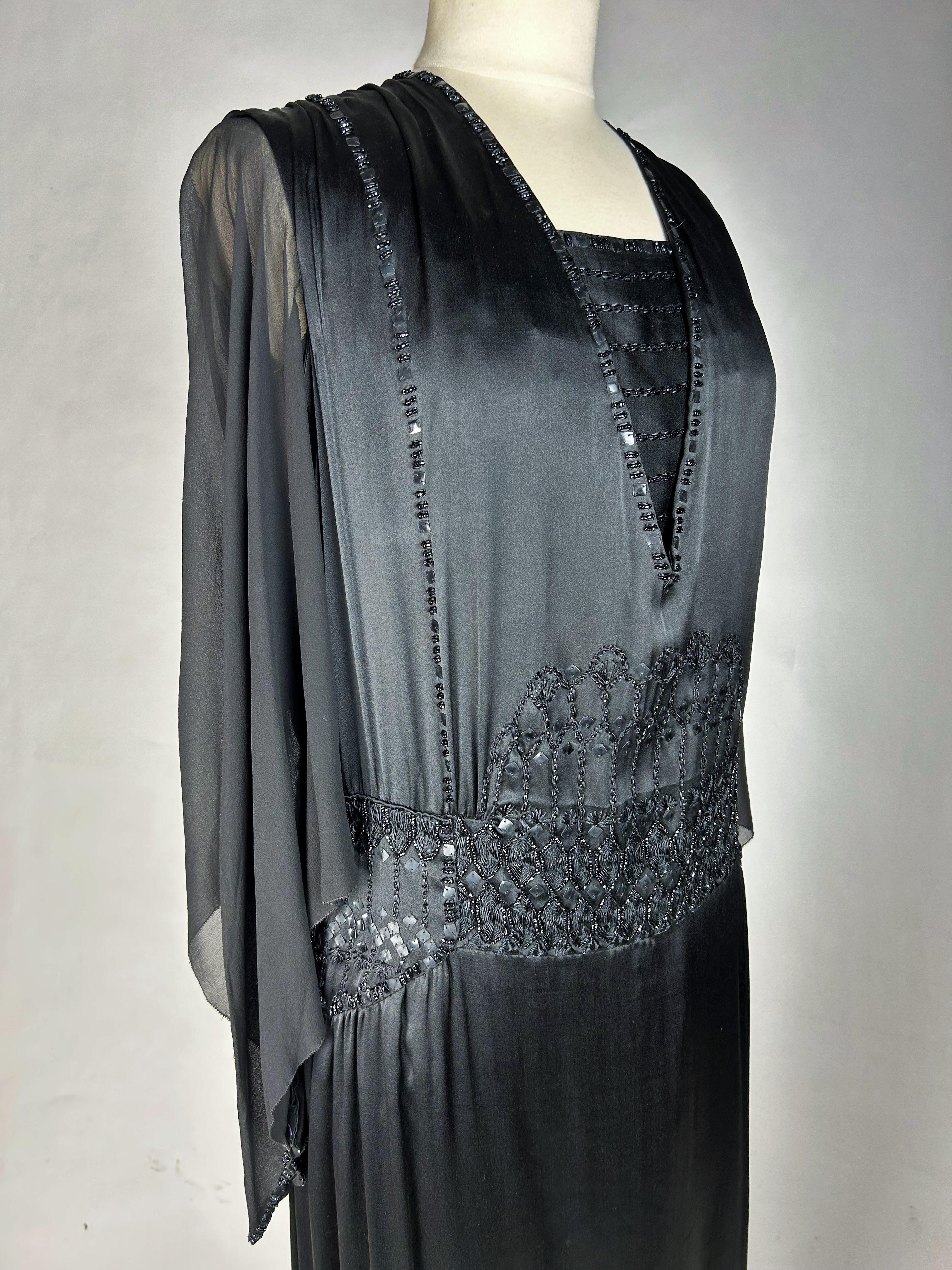 Langes Abendkleid aus besticktem Satin und Chiffon - Paris um 1920 im Angebot 10