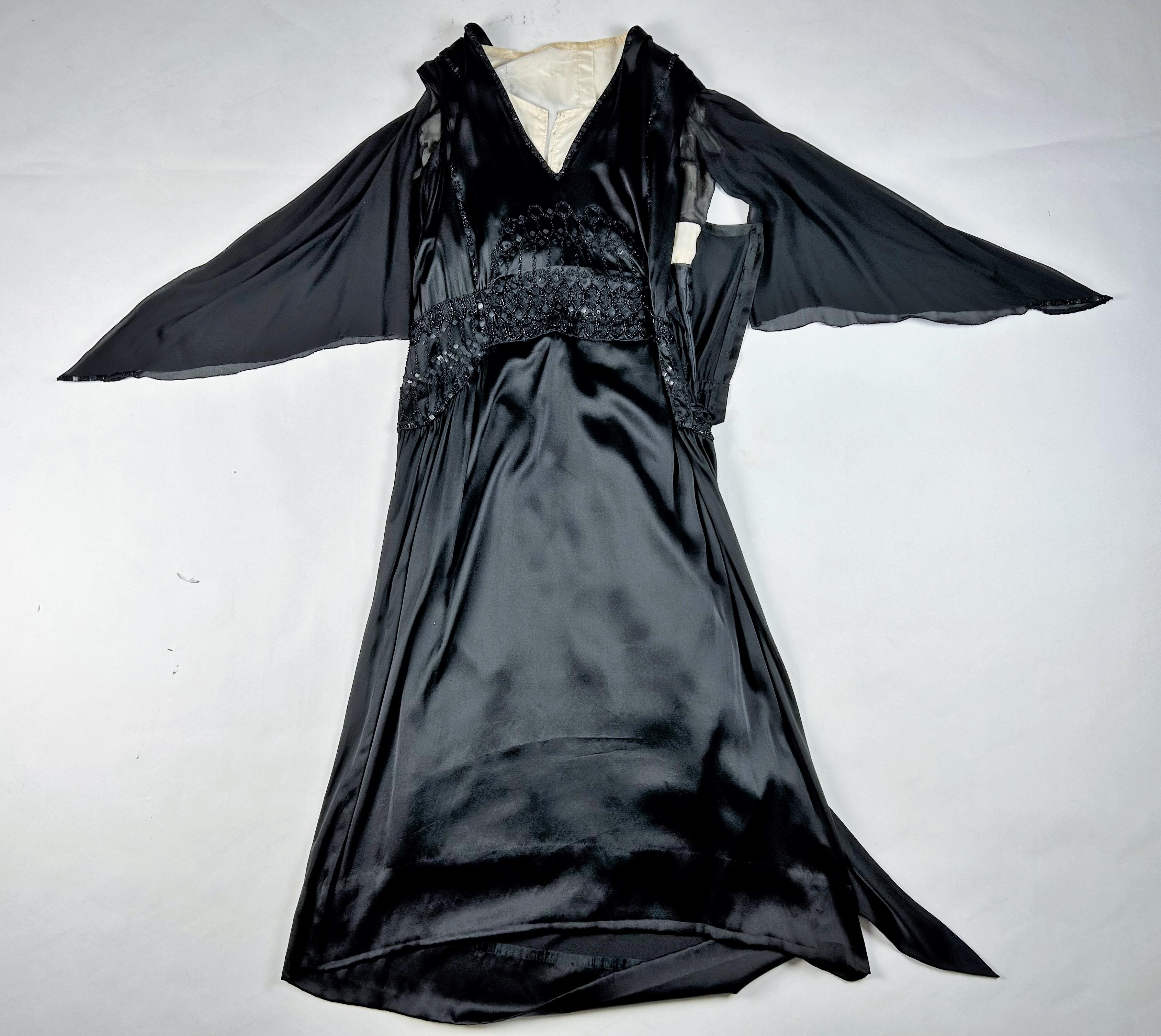 Langes Abendkleid aus besticktem Satin und Chiffon - Paris um 1920 im Angebot 11