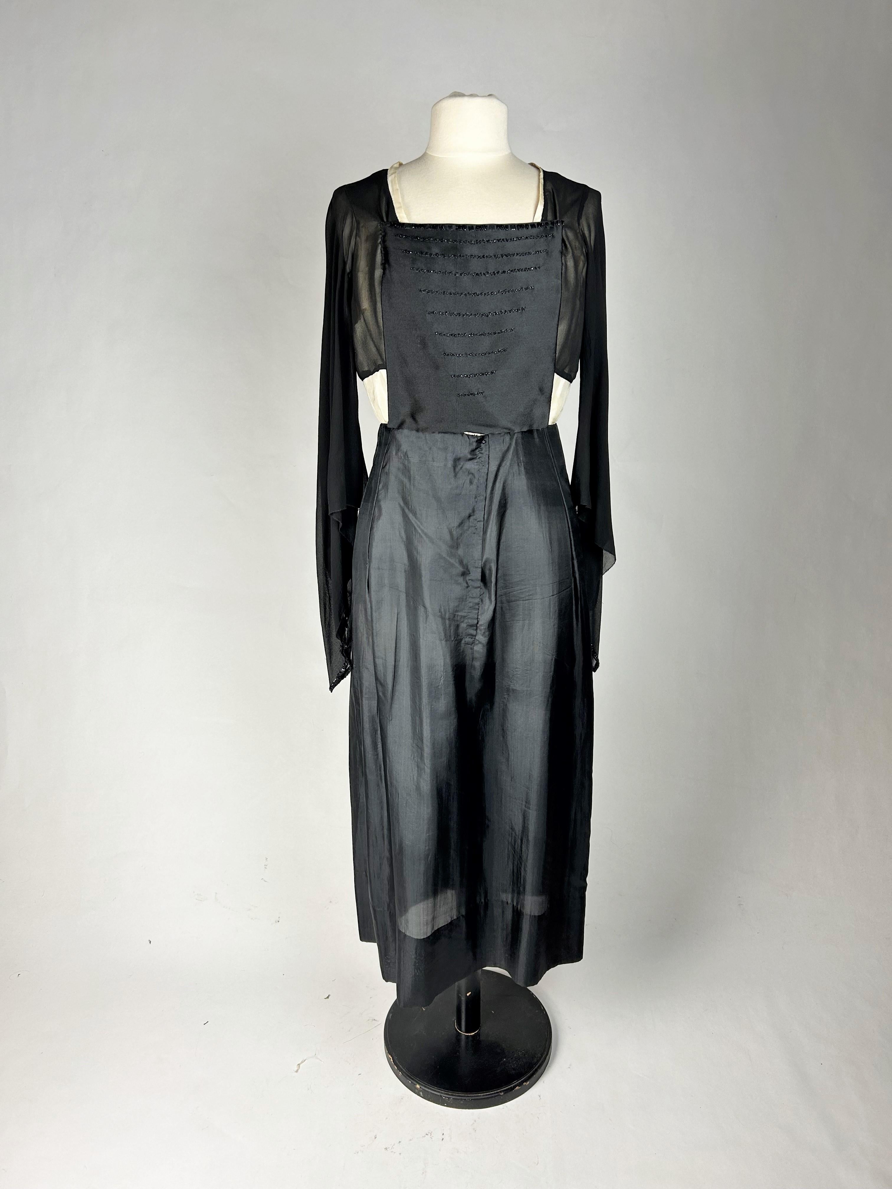 Langes Abendkleid aus besticktem Satin und Chiffon - Paris um 1920 im Angebot 14