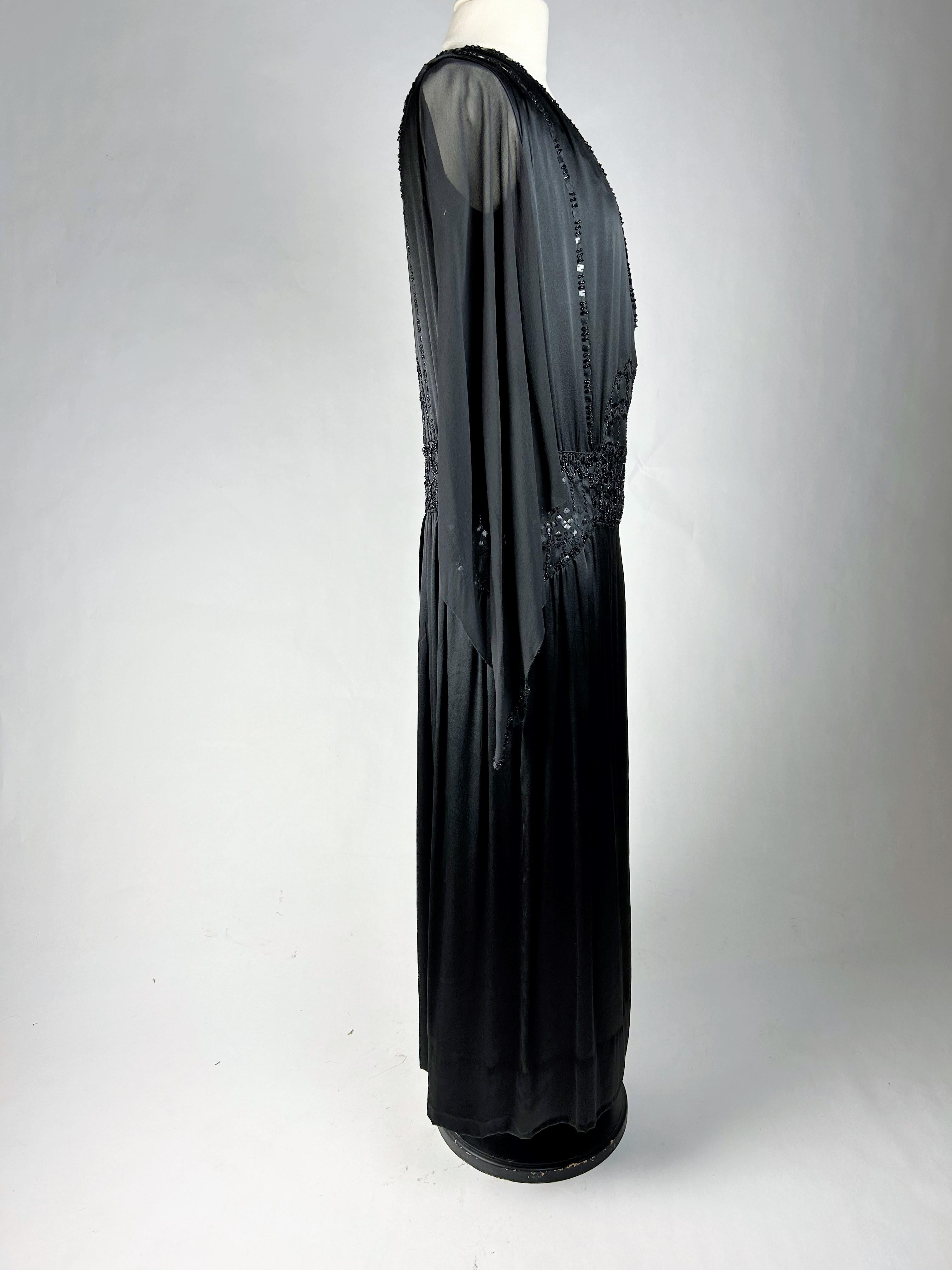 Langes Abendkleid aus besticktem Satin und Chiffon - Paris um 1920 im Angebot 3