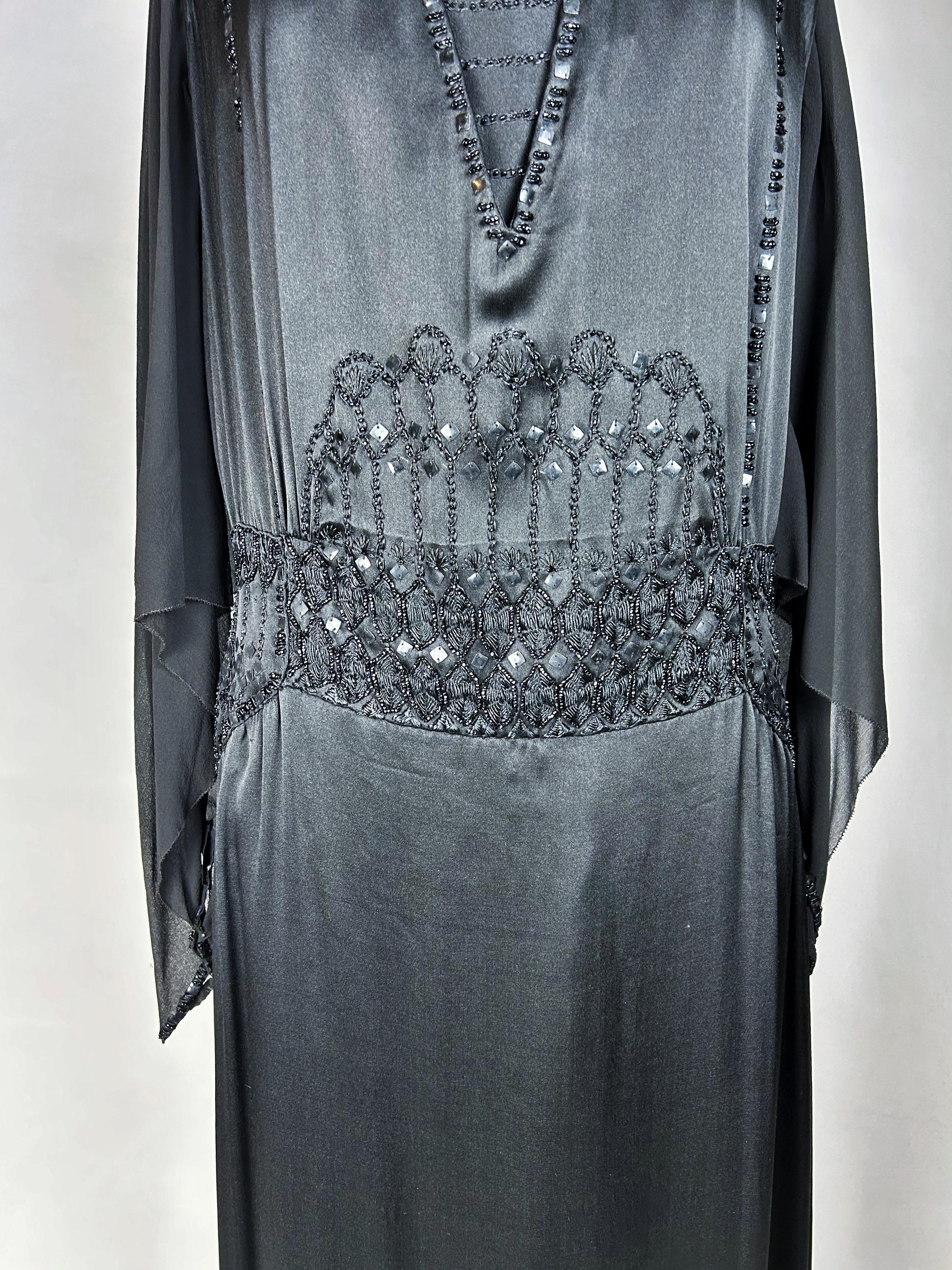Longue robe du soir en satin et mousseline brodés - Paris Circa 1930 Bon état - En vente à Toulon, FR