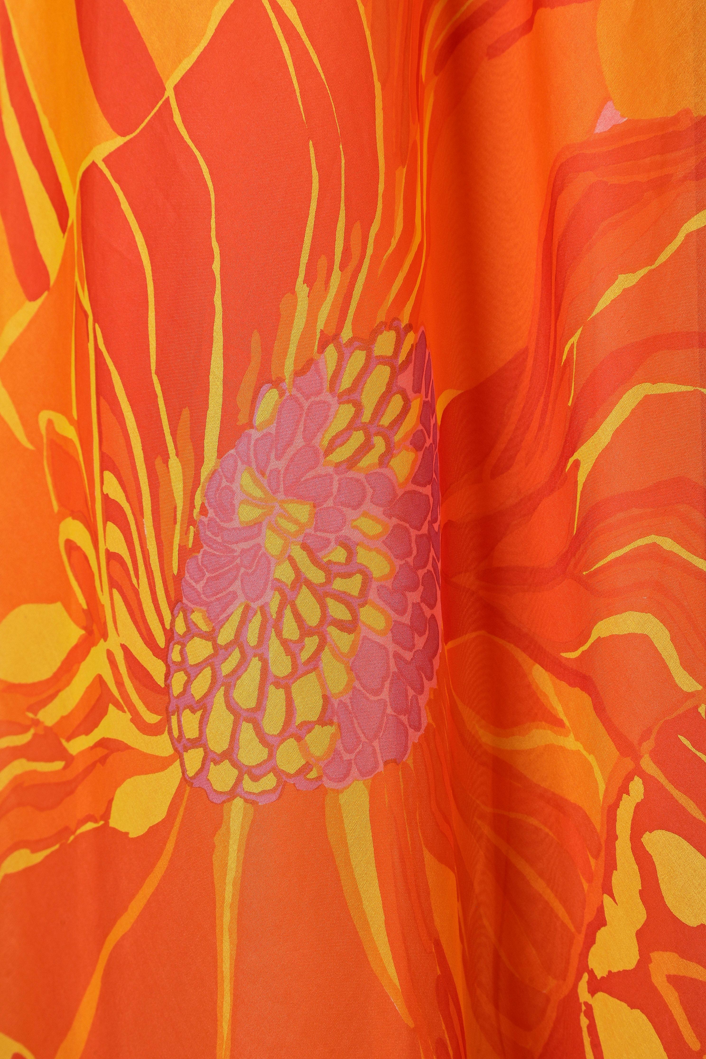 Langes Abendkleid aus mit Blumen bedrucktem Chiffon, hinten in der Mitte mit Stoffknöpfen und Knopfloch zu schließen, orangefarbenes Acetatfutter, hinten in der Mitte mit Reißverschluss zu schließen. Biais.
GRÖSSE M 