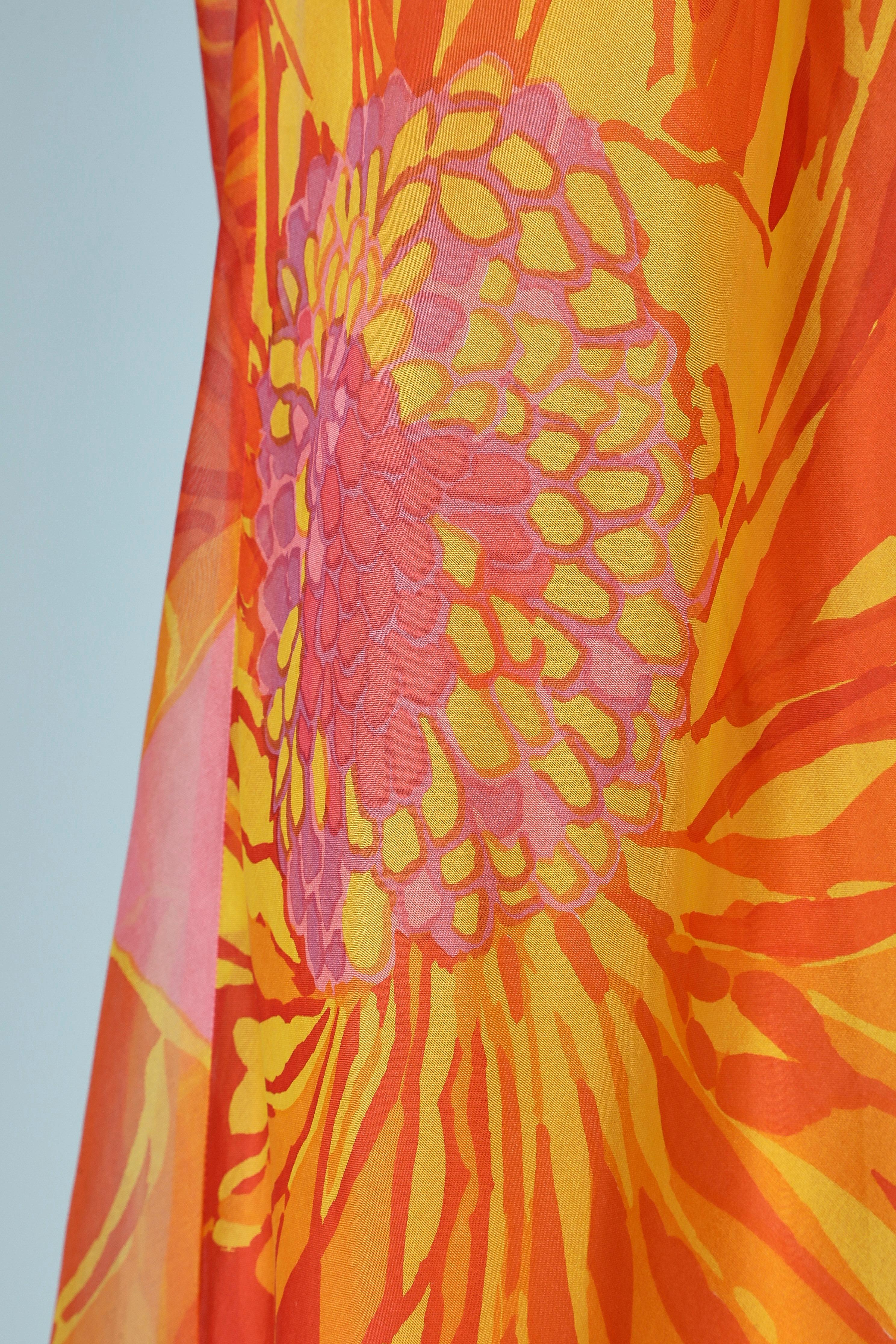 Langes Abendkleid aus bedrucktem Chiffon mit Blumenmuster Anne Valone, ca. 1970er Jahre (Orange) im Angebot
