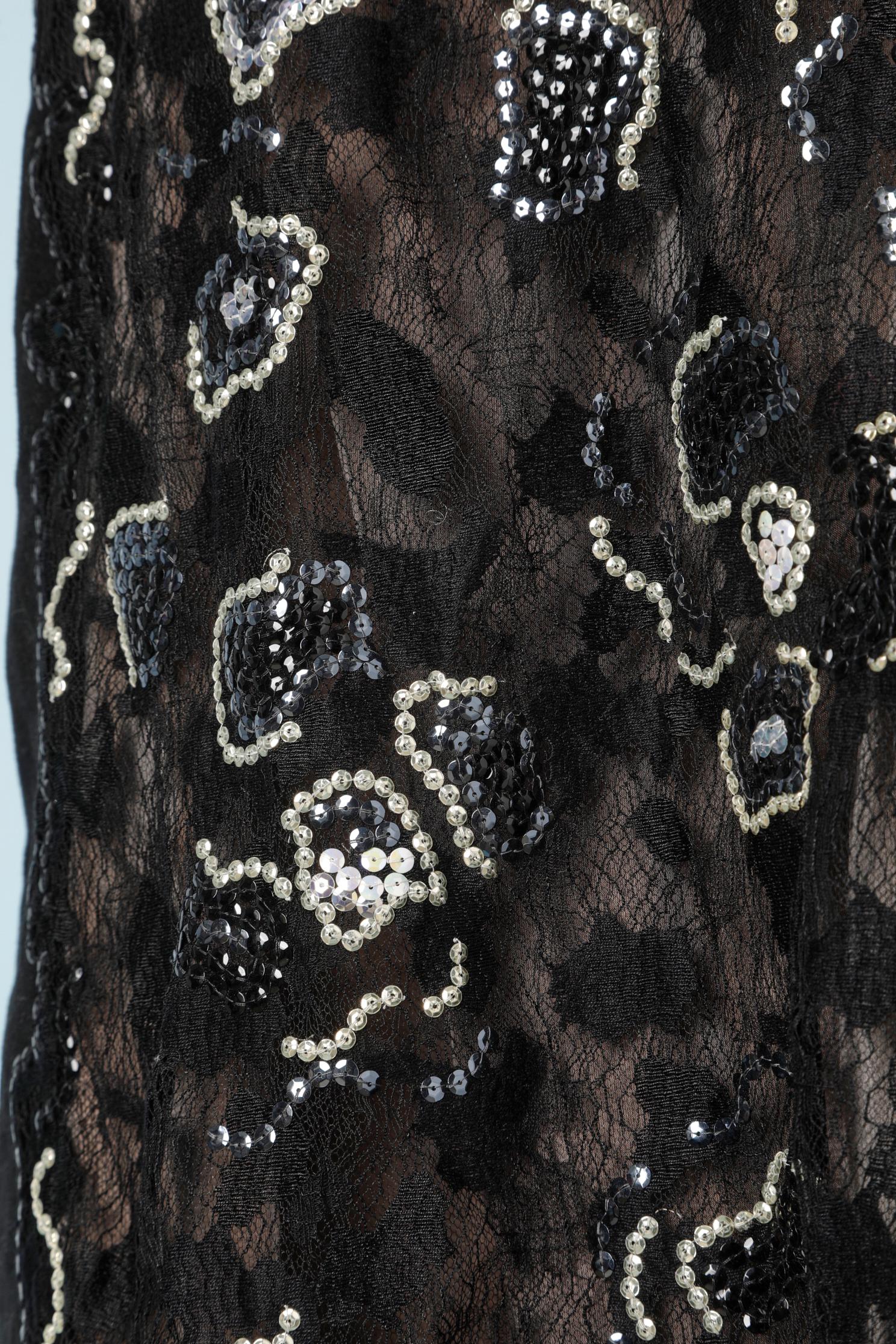 Noir Robe de soirée longue avec dos en dentelle et velours brodé Chanel  en vente