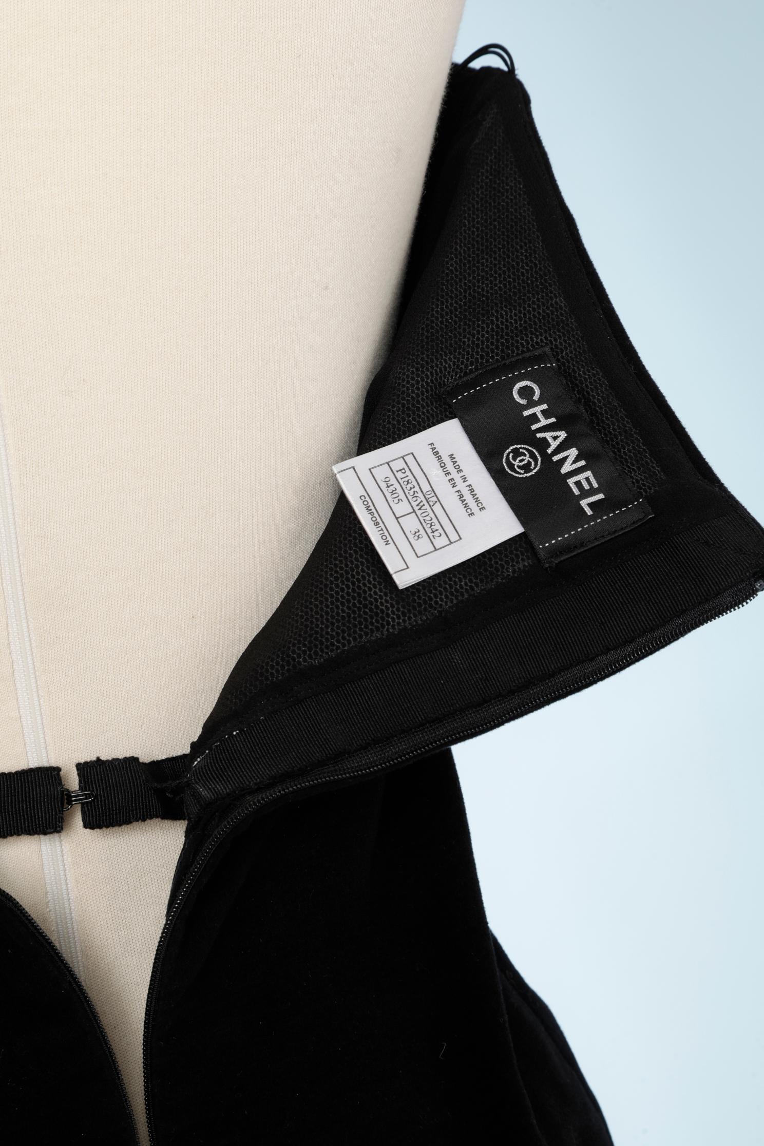 Robe de soirée longue avec dos en dentelle et velours brodé Chanel  en vente 2
