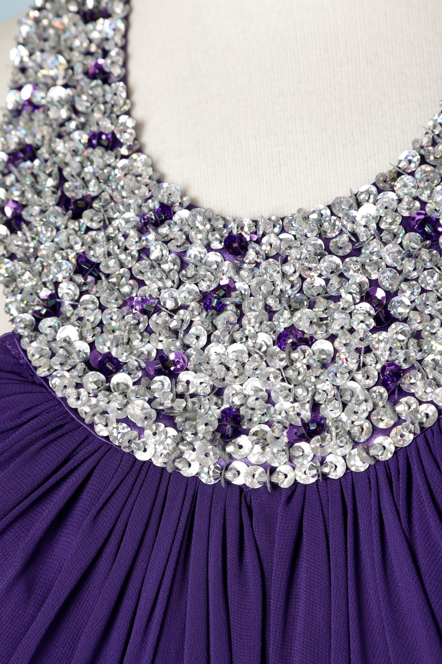 Langes Abendkleid aus lila Chiffon und Satin mit Paillettenbesatz und nacktlosem Kragen (Violett) im Angebot
