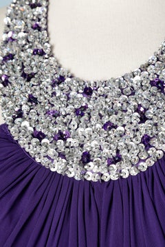 Abito da sera lungo in chiffon e raso viola con colletto senza paillettes