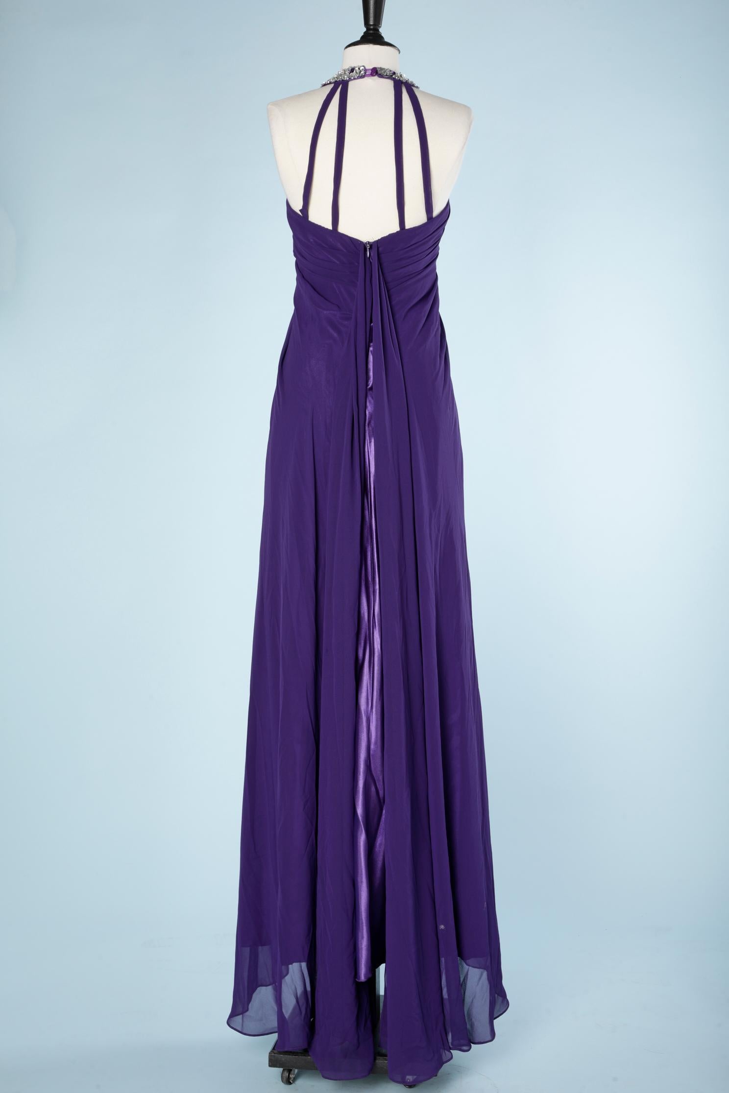 Long evening gown in purple chiffon and satin with a sequin neckless collar In Excellent Condition For Sale In Saint-Ouen-Sur-Seine, FR