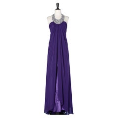 Longue robe du soir en mousseline de soie et satin violet avec un collier sans paillettes