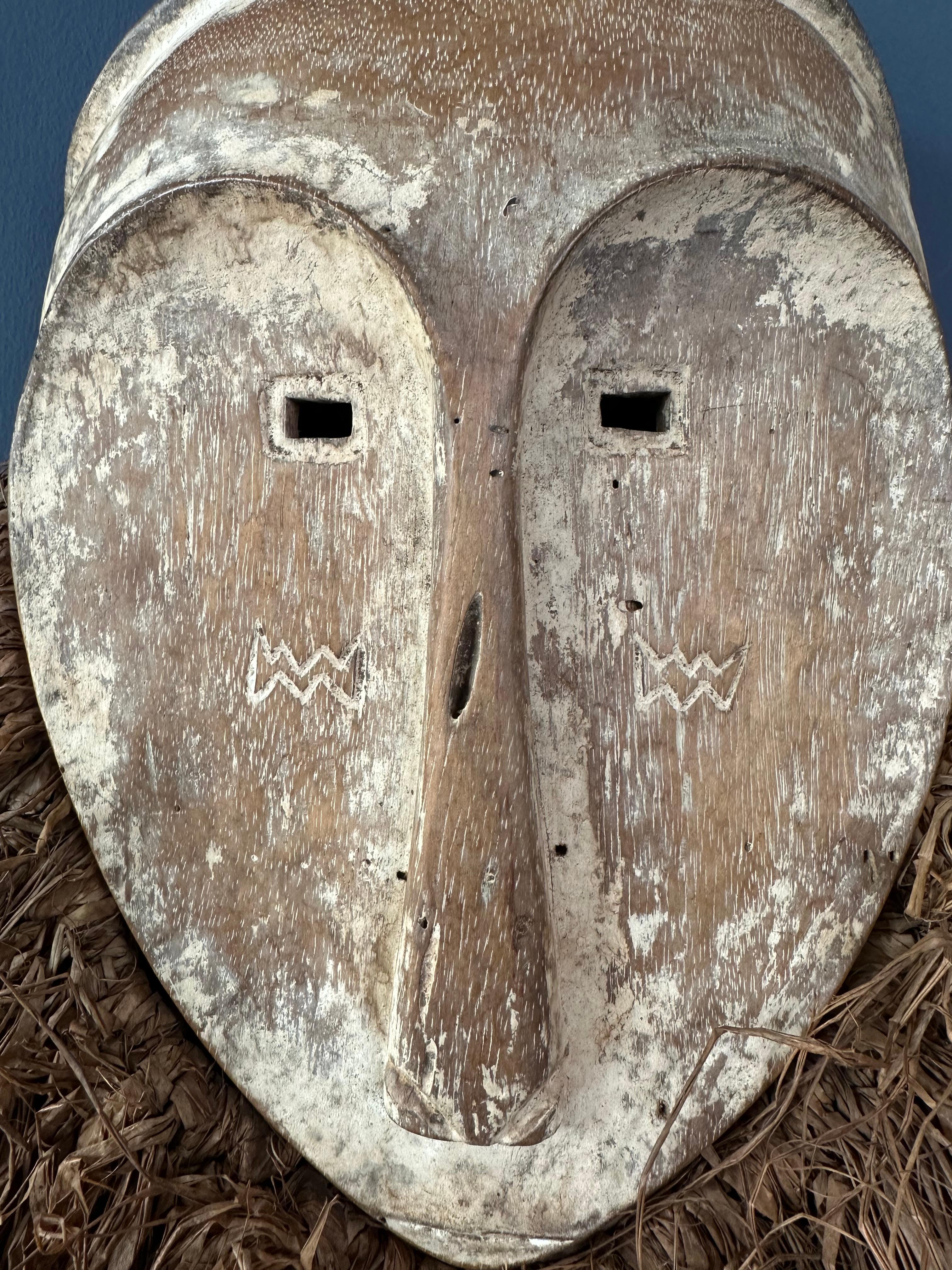 Add a touch of culture with this striking tribal mask. Its intricate design and feather decor makes it a captivating decorative piece for any wall. Size without the feathers: 34cmx23cmx9cm