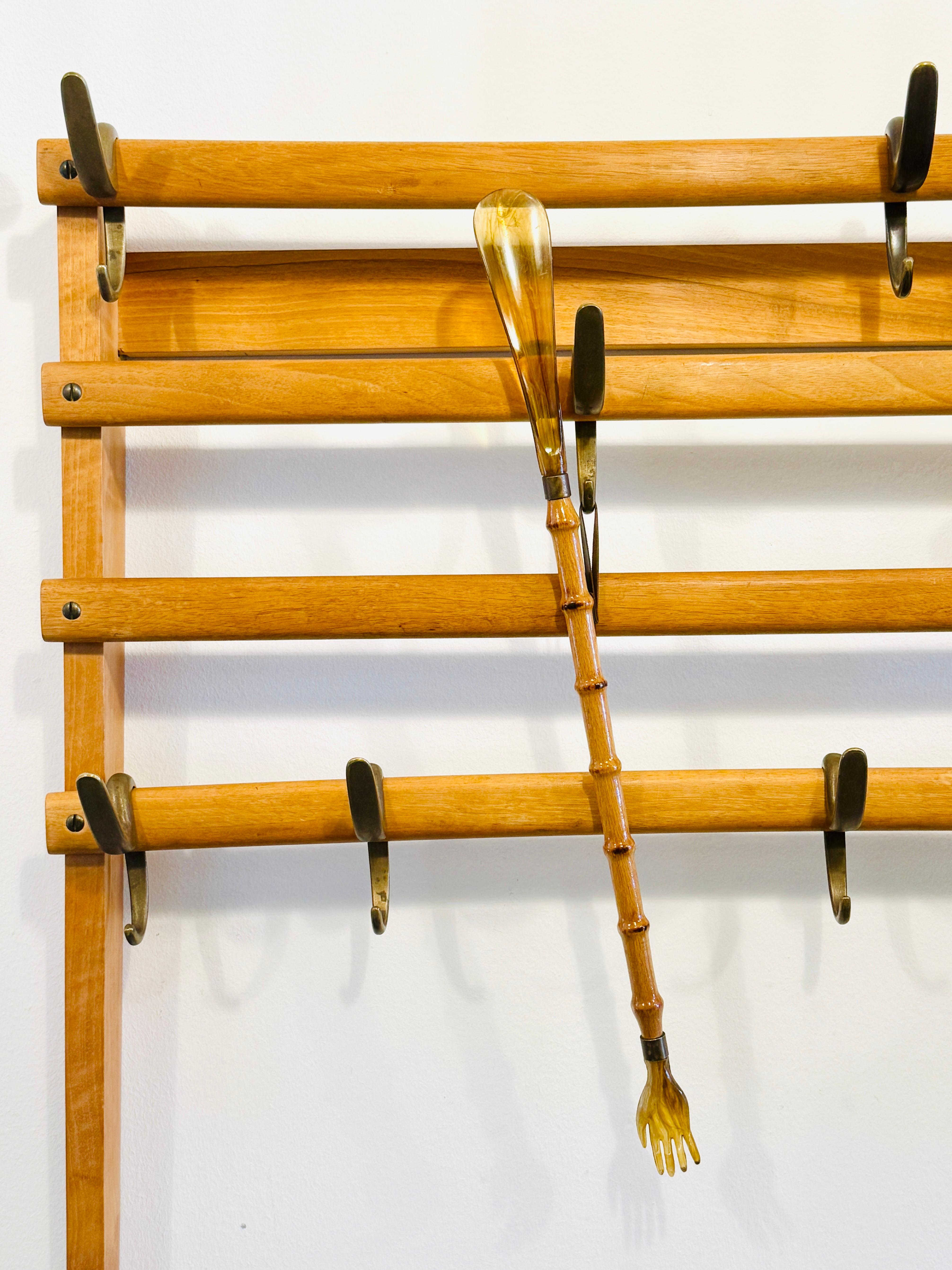 Un bellissimo e funzionale calzascarpe in finto bambù lungo 21 pollici che funge anche da grattaschiena. Realizzato in Italia negli anni '60, questo pezzo vintage è caratterizzato da un manico in finto legno di bambù, mentre il calzascarpe e il
