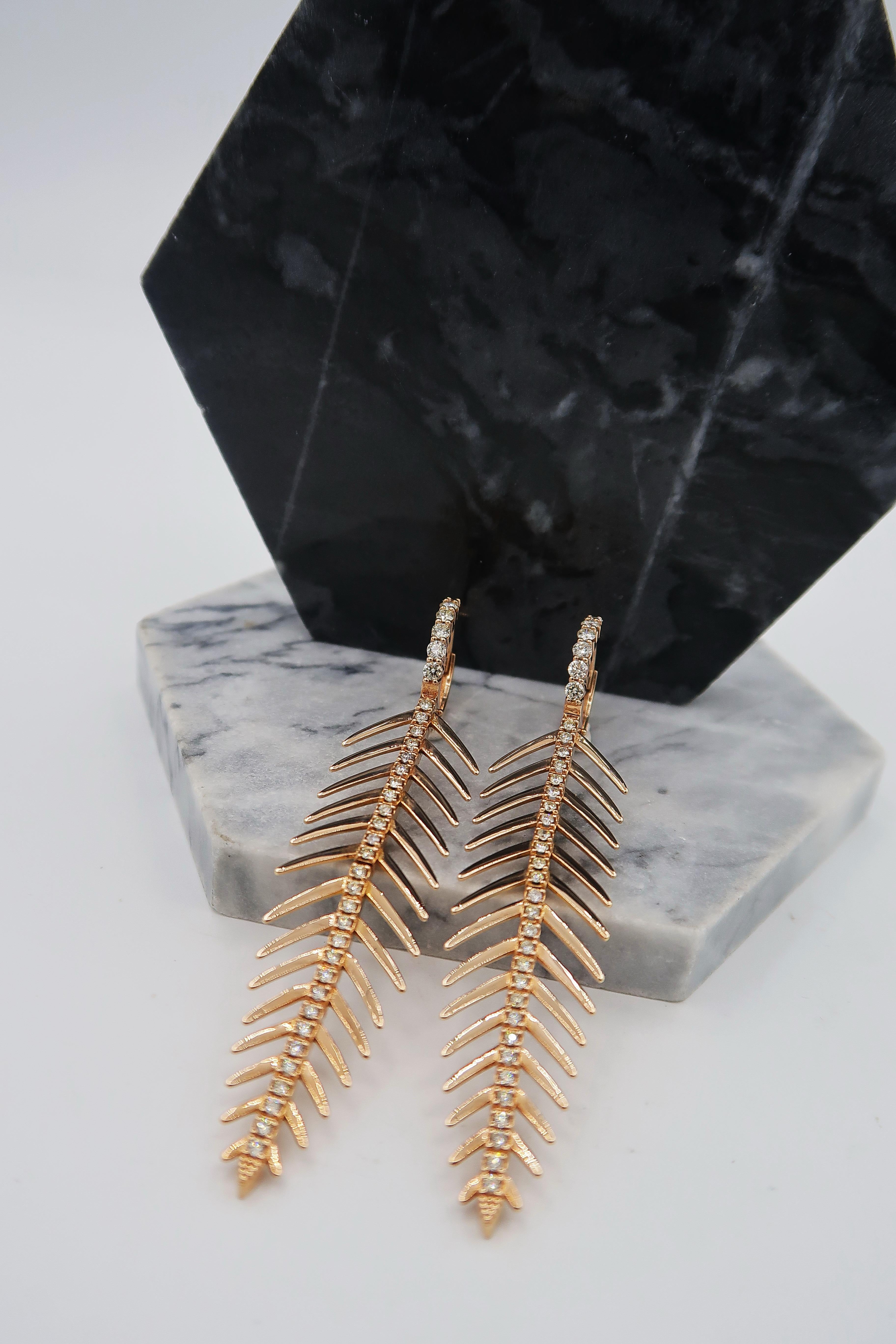 Long Flexible Herringbone Dangle Earrings in 18K Rose Gold embellished with Diamonds

Gold: 18K Rose Gold, 17.172 g
Diamond: 1.20 ct