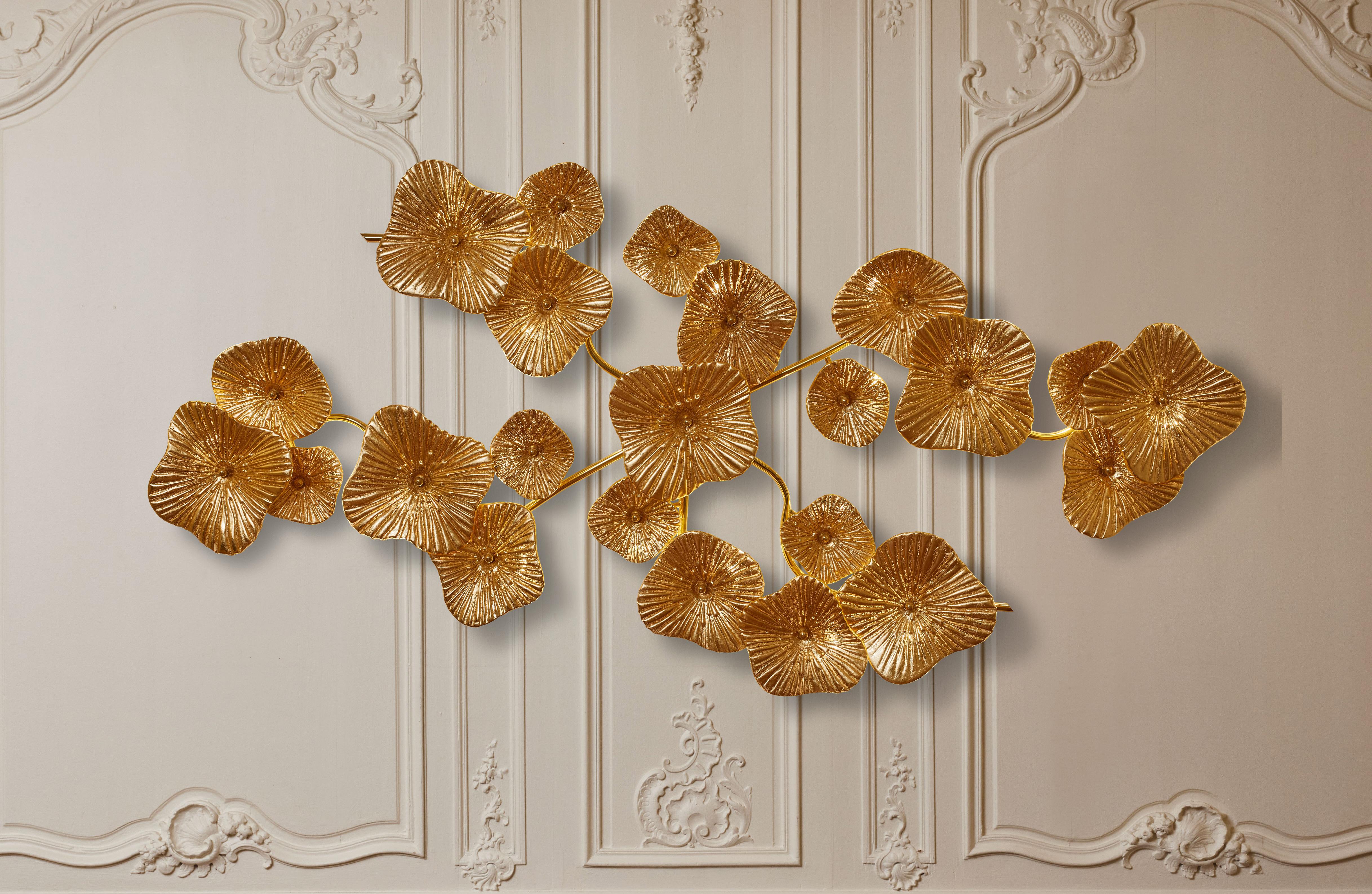 Lange Leuchte aus Messing mit Blumen aus vergoldetem Murano-Glas mit Blattgold.
Gestaltung durch das Studio Glustin.
Italien, 2023.