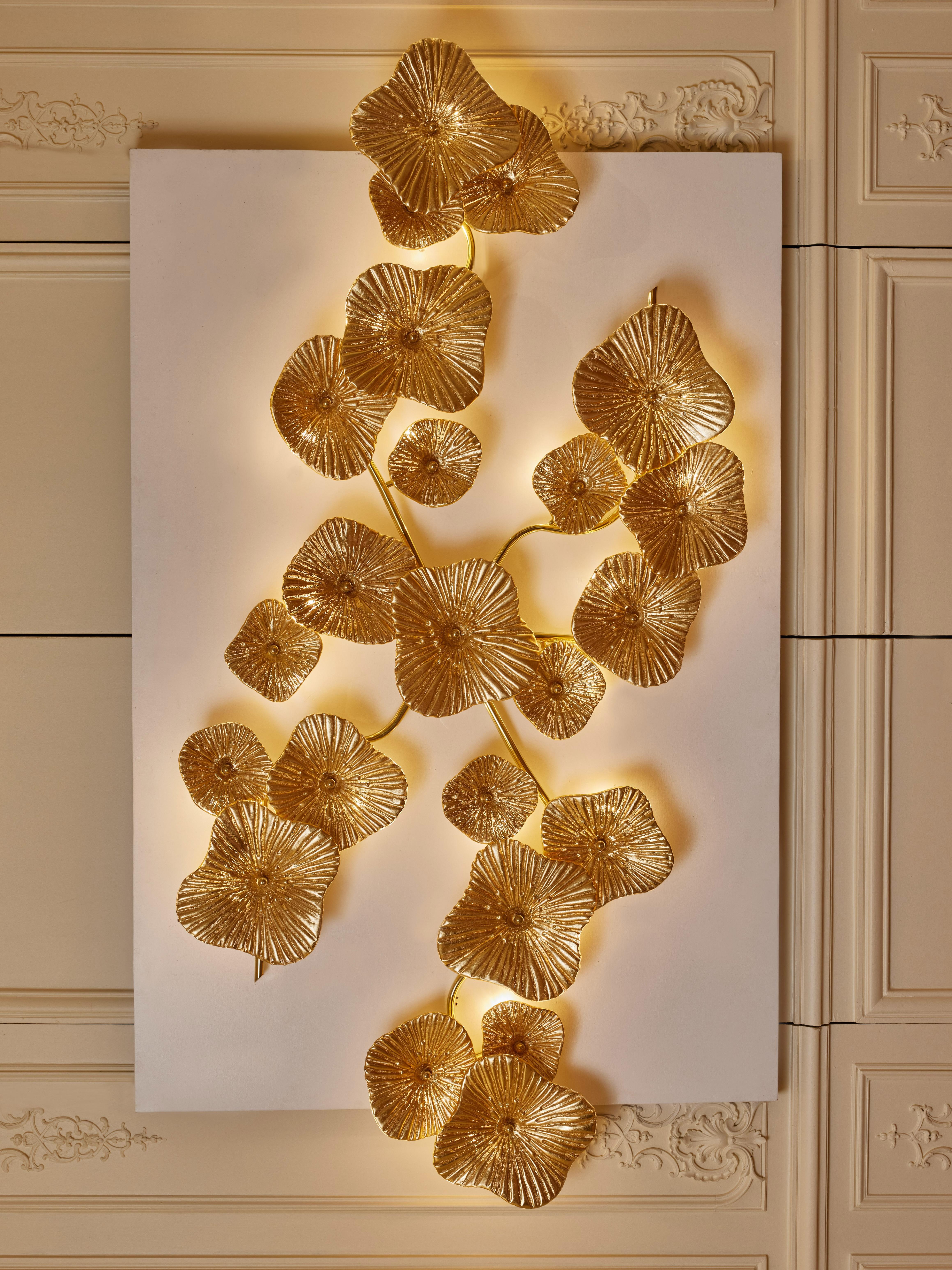 Aplique largo de latón con flores de cristal de Murano dorado con pan de oro.
Creación de Studio Glustin.
Italia, 2023.