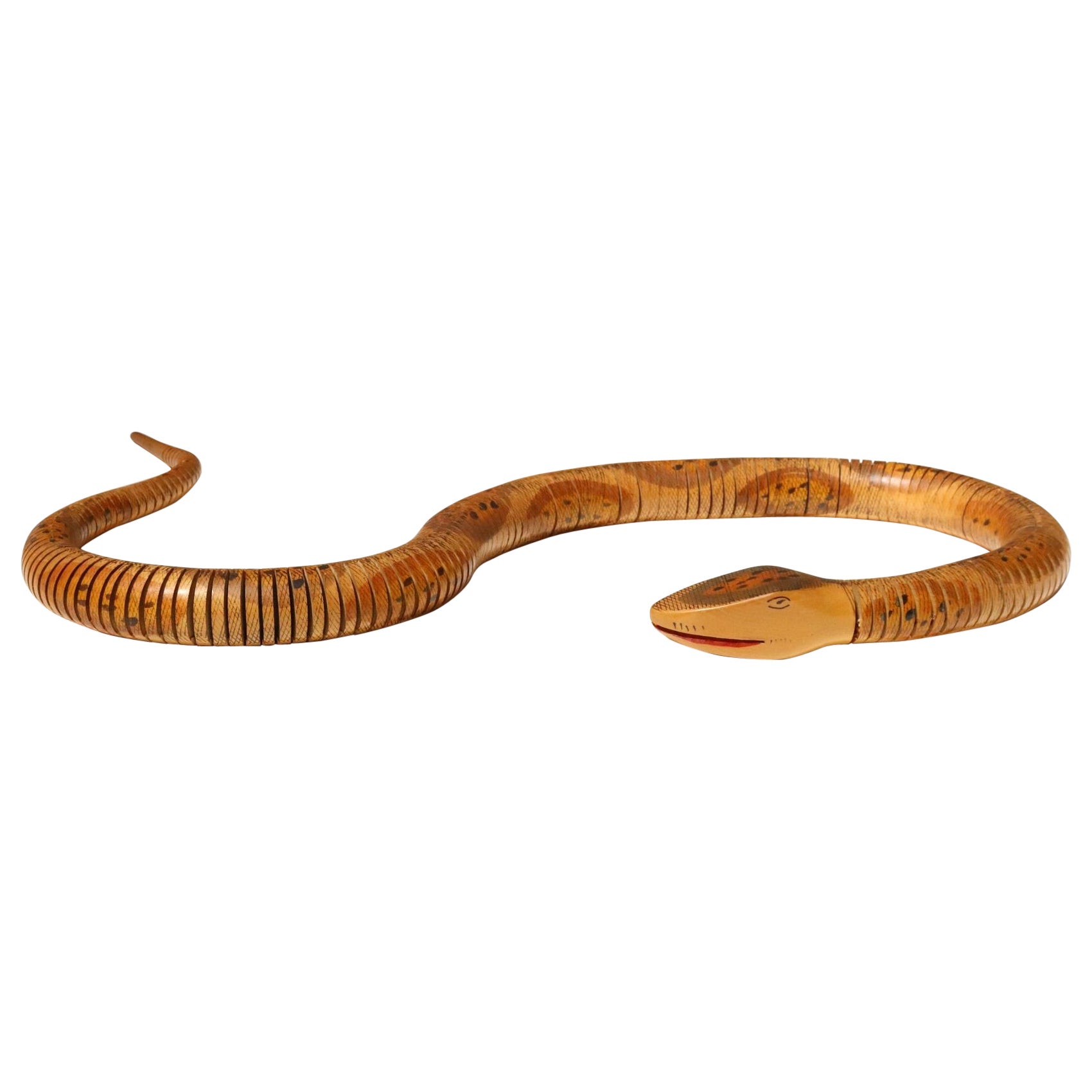 Scultura di serpente lungo Folk Art Carved flessibile intagliata e dipinta a mano in vendita