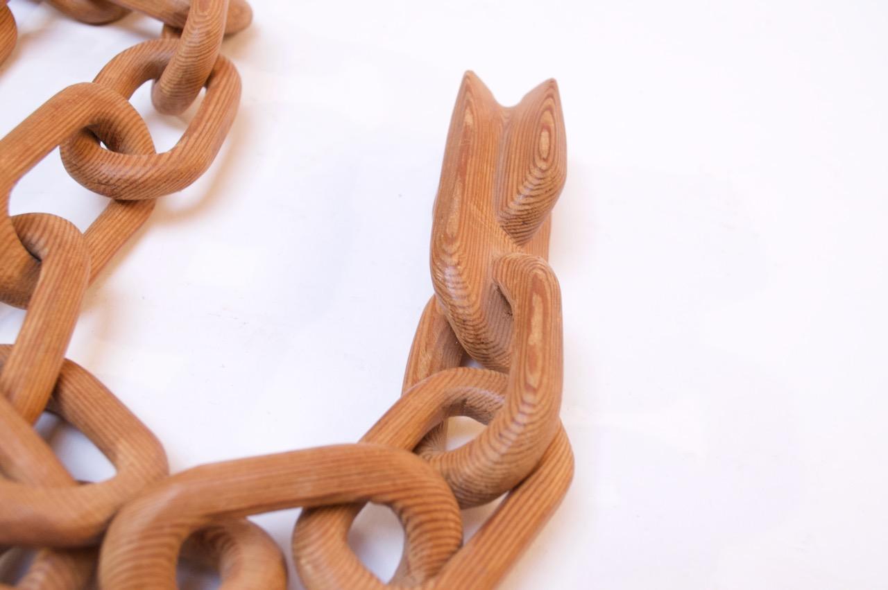 Cadena larga de capricho de pino tallado a mano con arte popular en venta 1