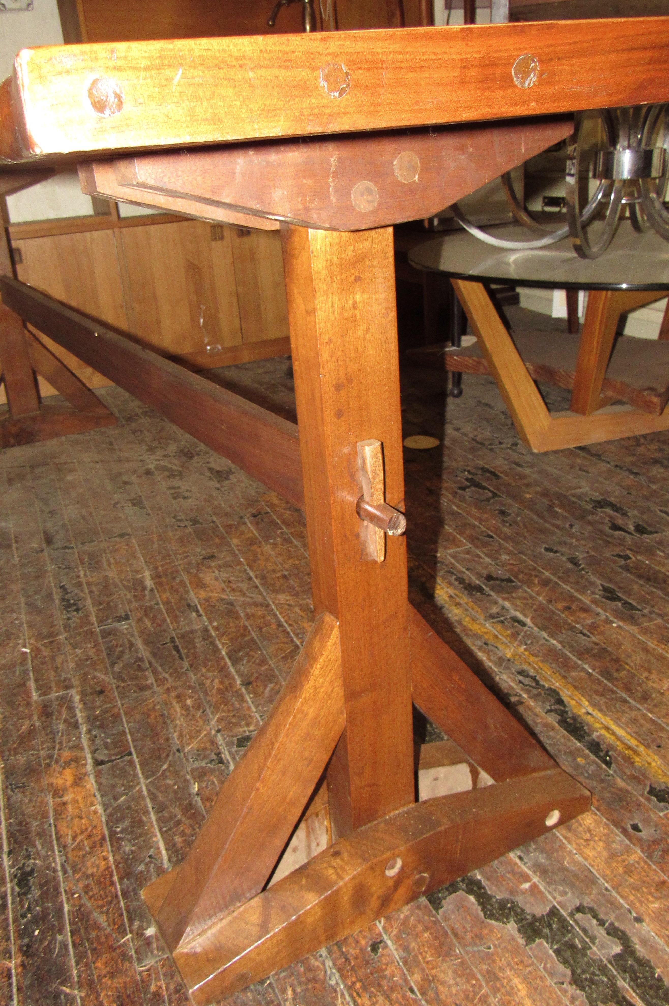 Mid-Century Modern Table de sept pieds de long en forme libre en vente