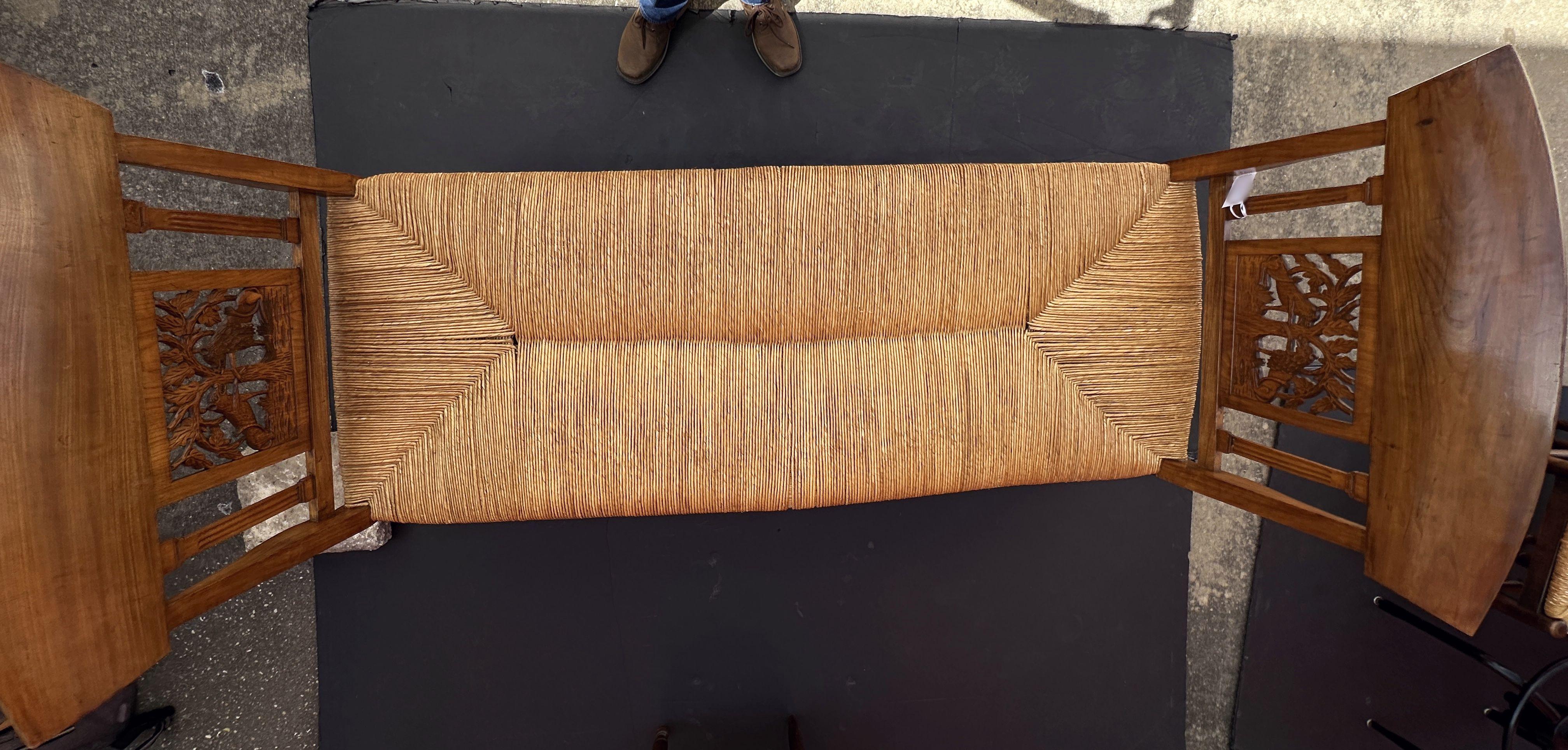 Legno Letto da giorno francese lungo o sedile da finestra in giunco e ciliegio patinato in vendita